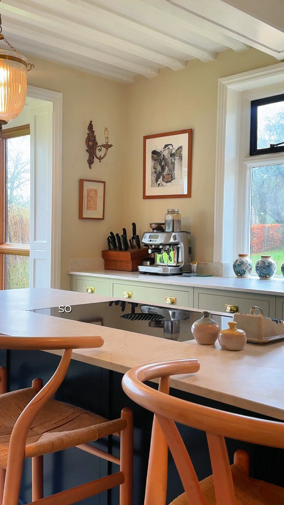 What makes BORA so compelling is the way performance disappears into the architecture. Flush with the worktop and free from the visual interruption of an overhead hood, it preserves clean sightlines while extracting vapours exactly where they are created. #BespokeDesign #KitchenInspo #InteriorDesign #ModernLiving