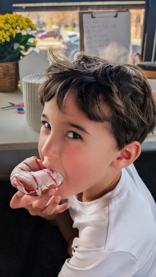 🍩 Day 2: Donut Day!
Campers visited Duck Donuts, stepped into the role of food critics, and then took things a step further—designing their own donut “recipes” back on the bus.
Using puff paint (yes, we made it!), sequins, and pom poms, they created model donuts in this STEAM-inspired design challenge.
A second day that was both scrumptious and scientific 😄
#foodiesofloudoun