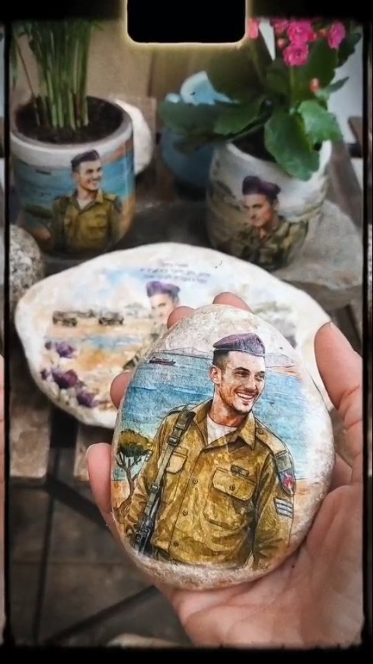 אבני ההנצחה ועציצי הזיכרון שיצרתי לעמרי כהן הי"ד שאמור היה לחגוג יום הולדת 21 בי״ג בניסן
ילד גיבור, חכם ומצחיק
עם לב ונשמה ענקית ומשפחה נדירה
עמרי נהרג על קידוש ה׳ כדי להגן על חבריו.
לוחם גבעתי💜💜💜
נזכור אותם תמיד ונוקיר כל רגע שאנו חיים פה בזכותם.
@remember_omri_cohen
#הנצחבדרךשלך
#הנצחה
#memory #גבעתי