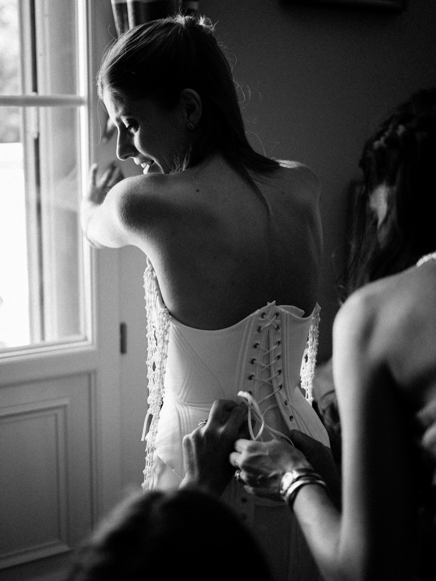 Des cœurs qui s’emballent,
Un rêve devient vie,
Elle embrasse l’avenir.