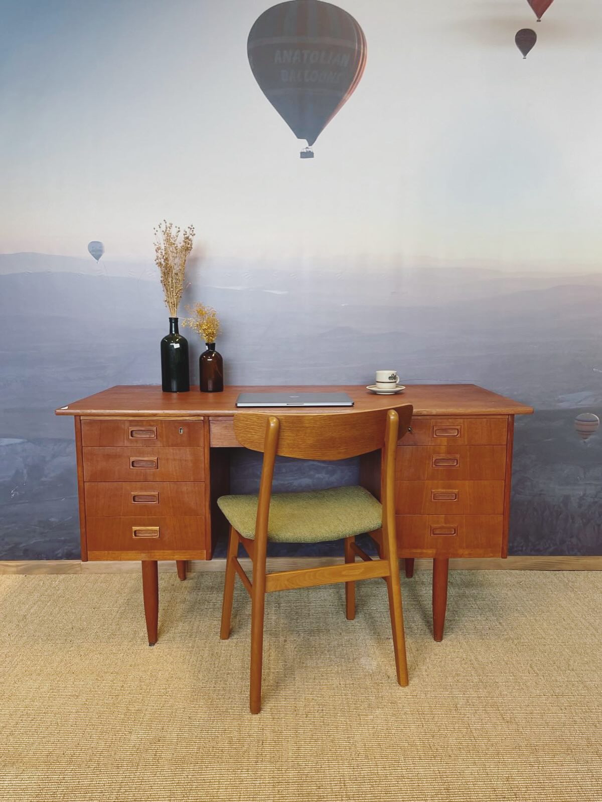 Grand bureau danois en teck disponible!
#mobilier #mobiliervintage #decorationinterieure #teakfurniture #mobilierscandinave