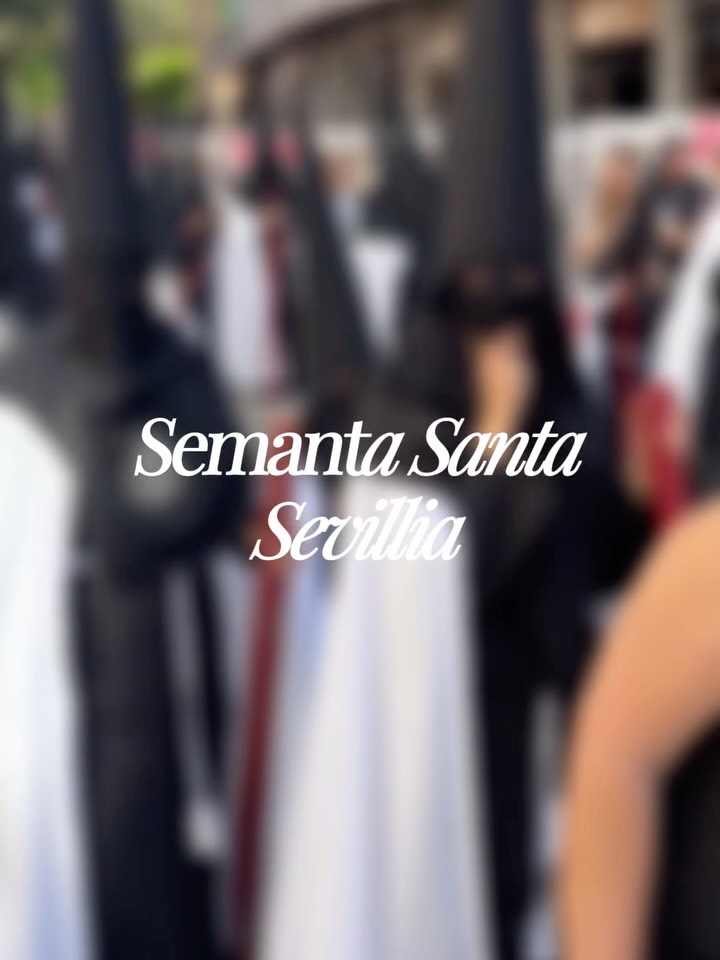 Sevilijos Semana Santa stebina ne tik savo mastu, bet ir estetika. Siauros gatvės, žvakių šviesa, lėtas ir sinchroniškas judėjimas kuria atmosferą, kuri labiau primena gyvą istorinį spektaklį nei tradicinę procesiją. 🎭
Įdomus faktas, kad per savaitę išdeginama tiek žvakių vaško, kad po šventės gatvės tampa slidžios kaip ledas. 🕯️