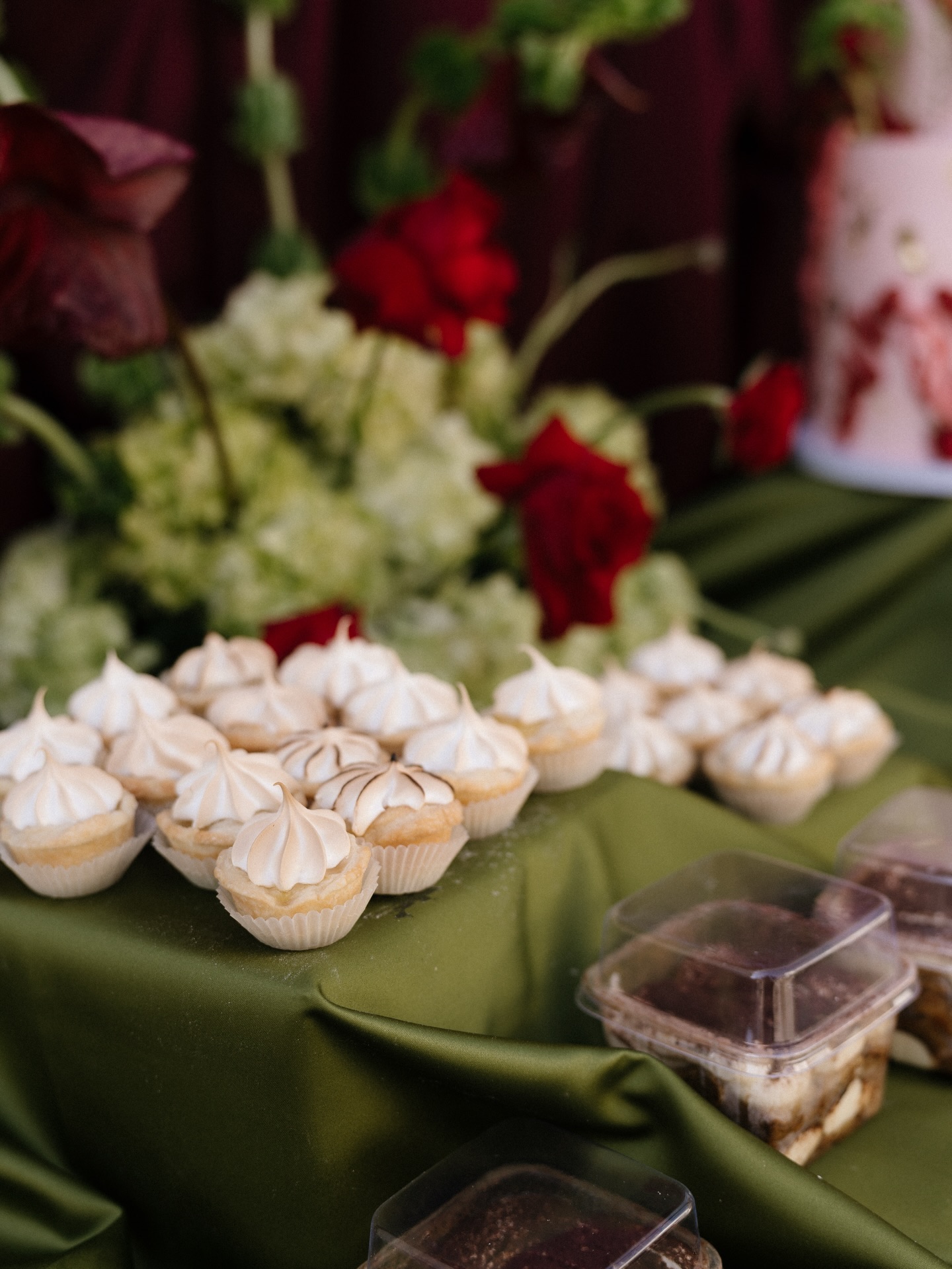 Cake not really your thing? No problem! 🍫🍪🍩🍨
There are PLENTY of options for a delicious dessert table for your wedding!
My menu now also offers mini cannolis and mini cupcakes!
Want to talk options for your dream dessert table? Let’s talk!
