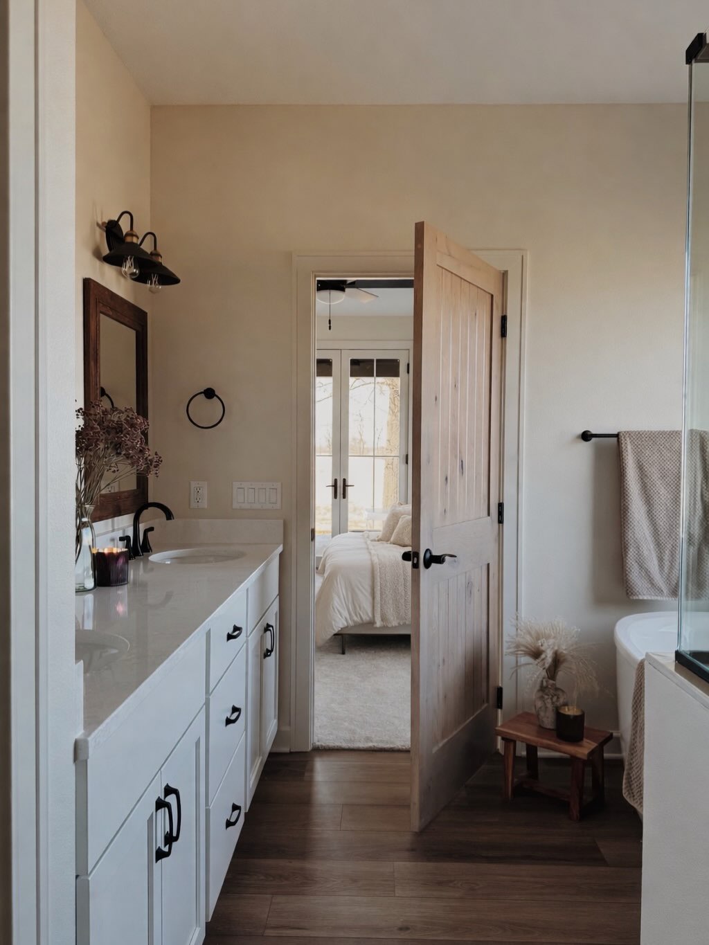 Primary suite with a soft farmhouse feel, the best views, and every detail thoughtfully selected🤍🫧🛁
#newconstruction #primarysuite #interiordesign #homedesign #iowainteriordesign