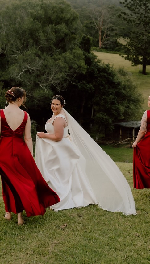 ✨A L I C I A 💄
What an awesome morning getting Alicia and her Bridal Party ready at the stunning @cowbell_creek!
Timeless, elegant, and effortlessly stunning — that classic red lip was the perfect finishing touch 🤩 ❤️
Thank you for trusting us to bring your bridal vision to life!✨
Photography: @focusfirststudios 🤍
#BridalMakeup #RedLipBride #TimelessBride #ElegantBride #velbellaairbrush