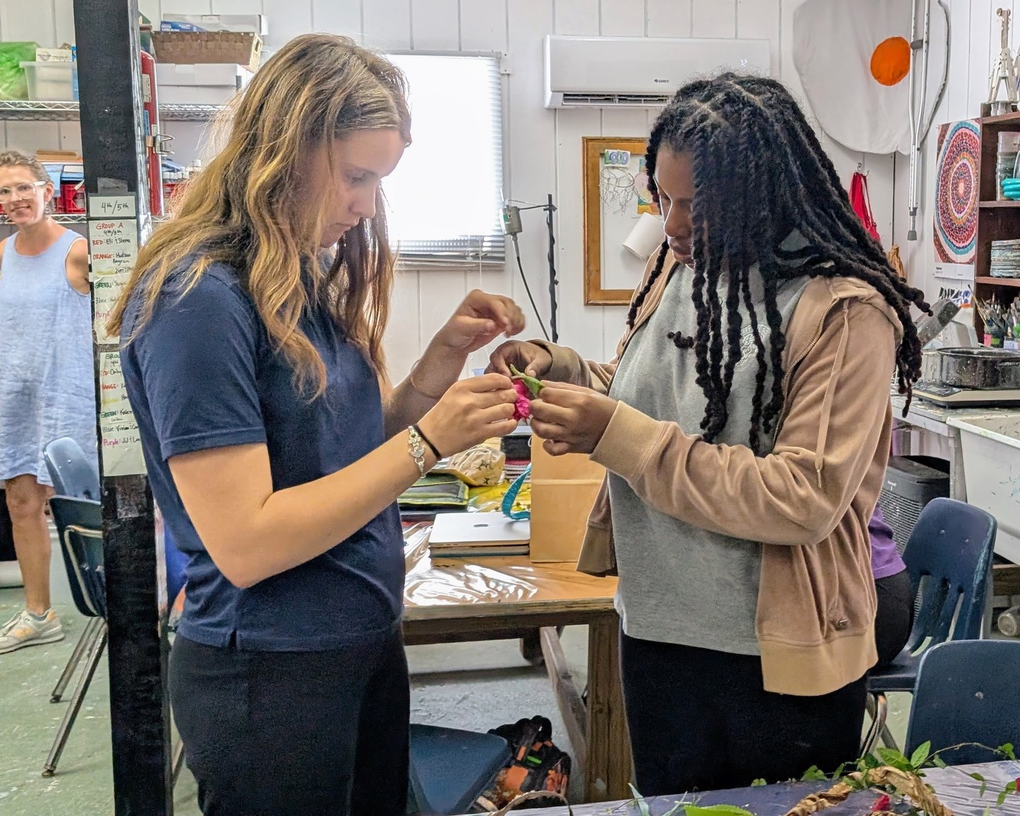 Ms. A.'s alternative jewelry high school elective kicked off with a challenge: scavenge natural materials from around the school's campus to make a necklace. The resulting pieces were beautifully vibrant and tropical works of art!
#jewelrymaking #highschoolart #naturalmaterials
