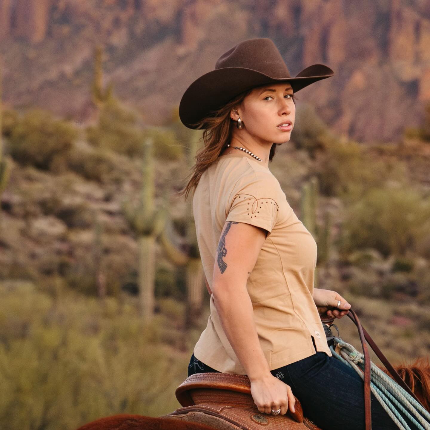 Wrapped in desert light — the Wilma T-Shirt. 🌵
Get your super-soft Boot-Stitch T-Shirt while stock lasts.
Available in sand, brown, and black with copper-colored embroidery.
Photography by @kassipine