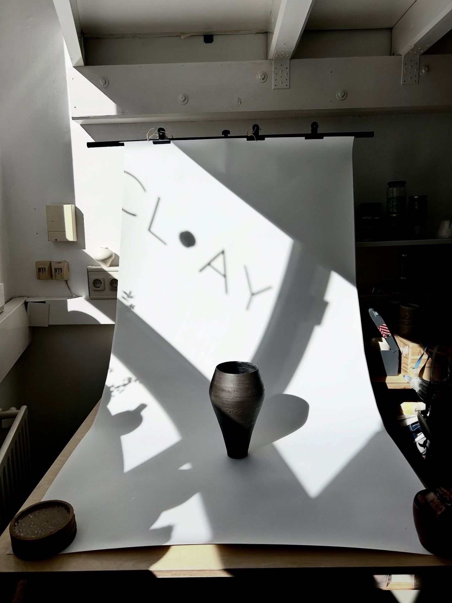 S T I L L E • M O M E N T E
Wenn das Licht den Raum berührt – und Formen entstehen.
Licht. Raum. Form.
CL·AY – ein Ort für bewusste Kreation und eine Oase der Ruhe.
Willkommen im Keramikstudio für innere Zentrierung.
Töpfern. Achtsamkeit. Ankommen.
Workshops · Drehscheiben-Vermietung · Shop
Ein Raum für Ruhe, Balance und Design – mitten in Hamburg Ottensen, verborgen im ruhigen Innenhof eines alten Ziegelgebäudes.
Workshops für kleine Gruppen und Teams: cl-ay.de
·
S I L E N C E • M O M E N T S
When the light touches the room – and shapes begin to emerge.
Light. Space. Form.
CL·AY – a place for intentional creation and a sanctuary of calm.
Welcome to the ceramics studio for mindful grounding.
Pottery. Mindfulness. Arriving.
Workshops · Wheel Rentals · Shop
A space for calm, balance, and design – in the heart of Hamburg Ottensen, tucked away in the quiet courtyard of an old brick building.
Workshops & more: cl-ay.de
#design
#achtsamkeit
#oase