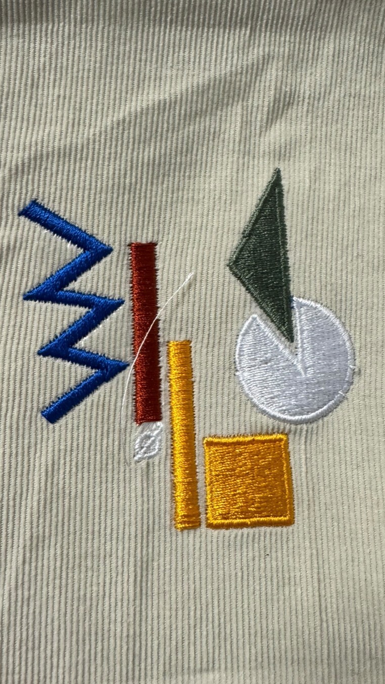 🎨 NOUVELLES PETITES BRODERIES 🎨
Broderie sur des petites chemises en velours côtelés de secondes main ! ♻️
Pièce unique !
Brodées par mes soins, avec l’aide de la machine !
Disponible au 📍43, rue Lepic, 75018