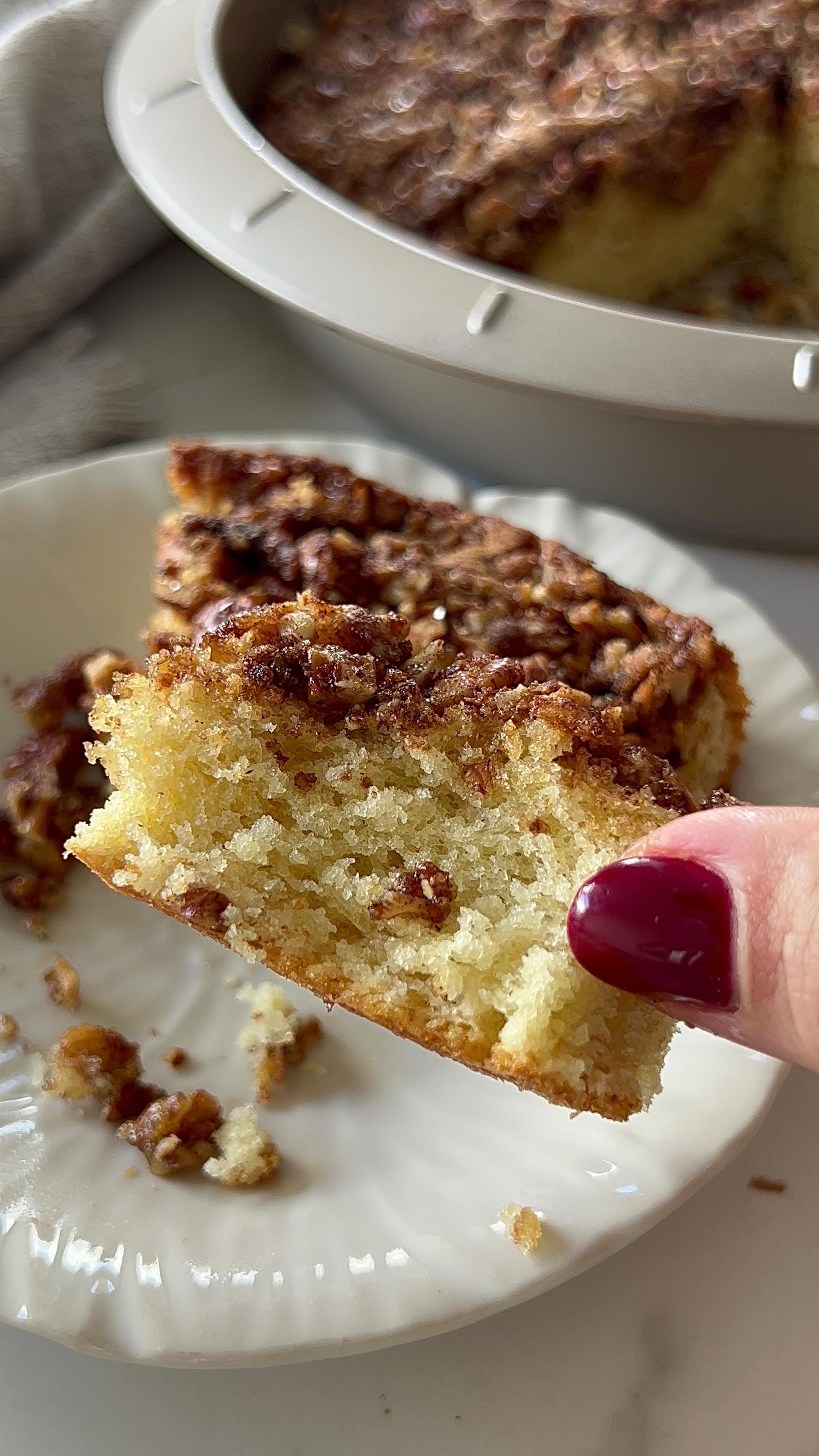  עוגת פקאן קינמון מושלמת לפסח
הרכות שלה חלומיתתתת
#פסח
לעוגה (בכוסות מדידה)
3 ביצים
1/2 כוס סוכר
1/4 כוס שמן
1 כפית אבקת אפיה
קורט מלח
40 גרם אינסטנט פודינג וניל (2 כפות גדושות)
1 כוס קמח שקדים
1/2 כוס קמח תפוח אדמה
לציפוי
80 גרם פקאן קצוץ
40 גרם סוכר חום כהה
1 כף שמן
1 כף קינמון
לזיגוג אחרי אפיה:
מייפל טבעי (לא חובה)
אופן הכנה:
מחממים תנור ל170 מעלות (טורבו)
טורפים ביצים עם סוכר עד שהתערובת אחידה,מוסיפים שמן וטורפים במטרפה ידנית לא מיקסר חשמלי,מוסיפים את שאר המצרכים ומערבבים לבלילה חלקה.
מעבירים לתבנית בקוטר 24 ס״מ מרופדת בנייר אפייה או משומנת.
מערבבים את מצרכי הציפוי ומפזרים מעל הבלילה.
אופים 20-25 דקות עד שהעוגה יציבה וזהובה.
בודקים במרכז העוגה עם קיסם שיוצא יבש.
זמן האפיה תלוי בסוג התנור/תבנית שברשותכם.