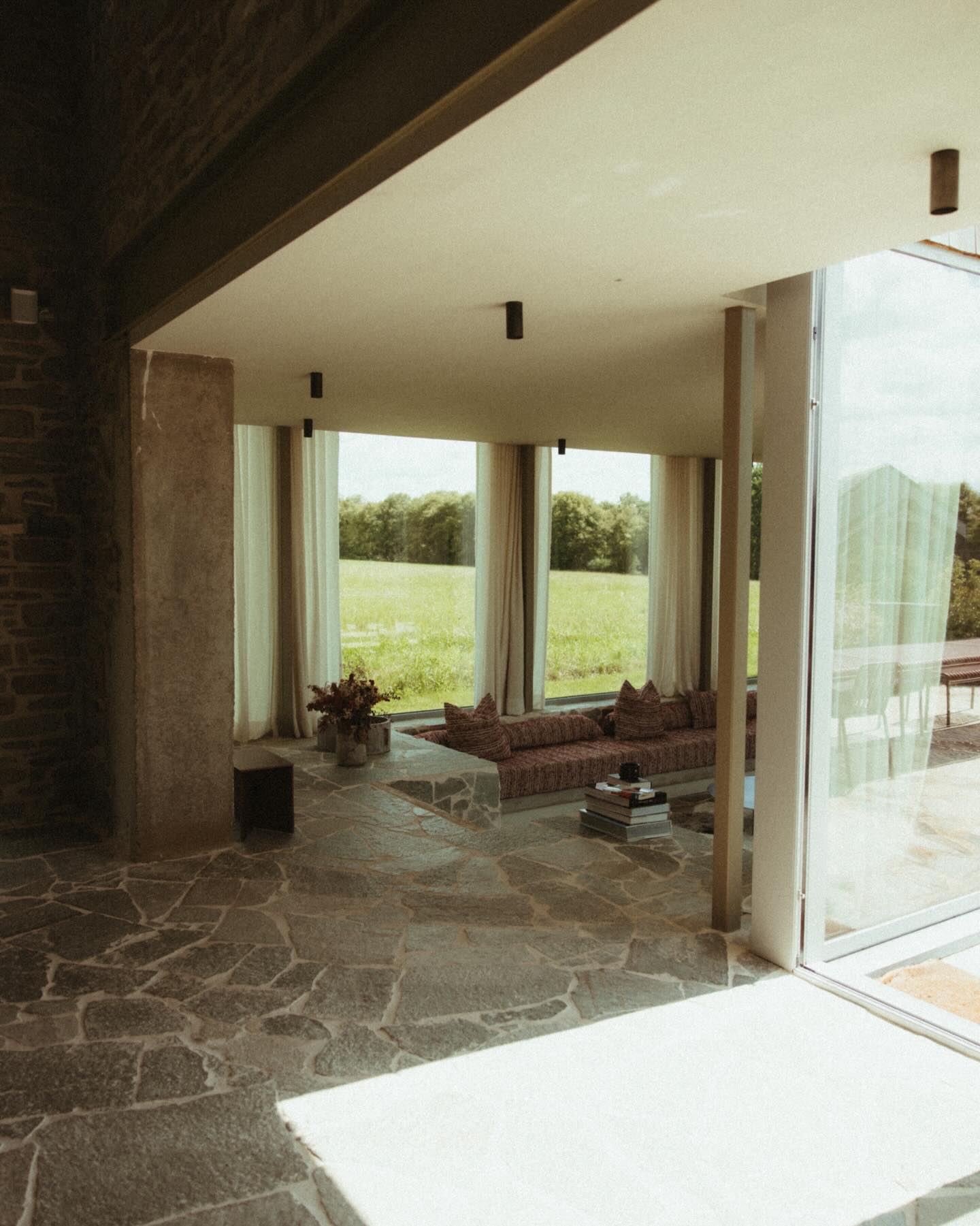 The art of gentle beginnings and Spring unfolding slowly.
The first light of spring filters through our windows differently now. Something shifts in the air at this time of year. The fields wake up slowly and the mornings smell of earth and new beginnings.
→ Link in bio to book your spring escape.