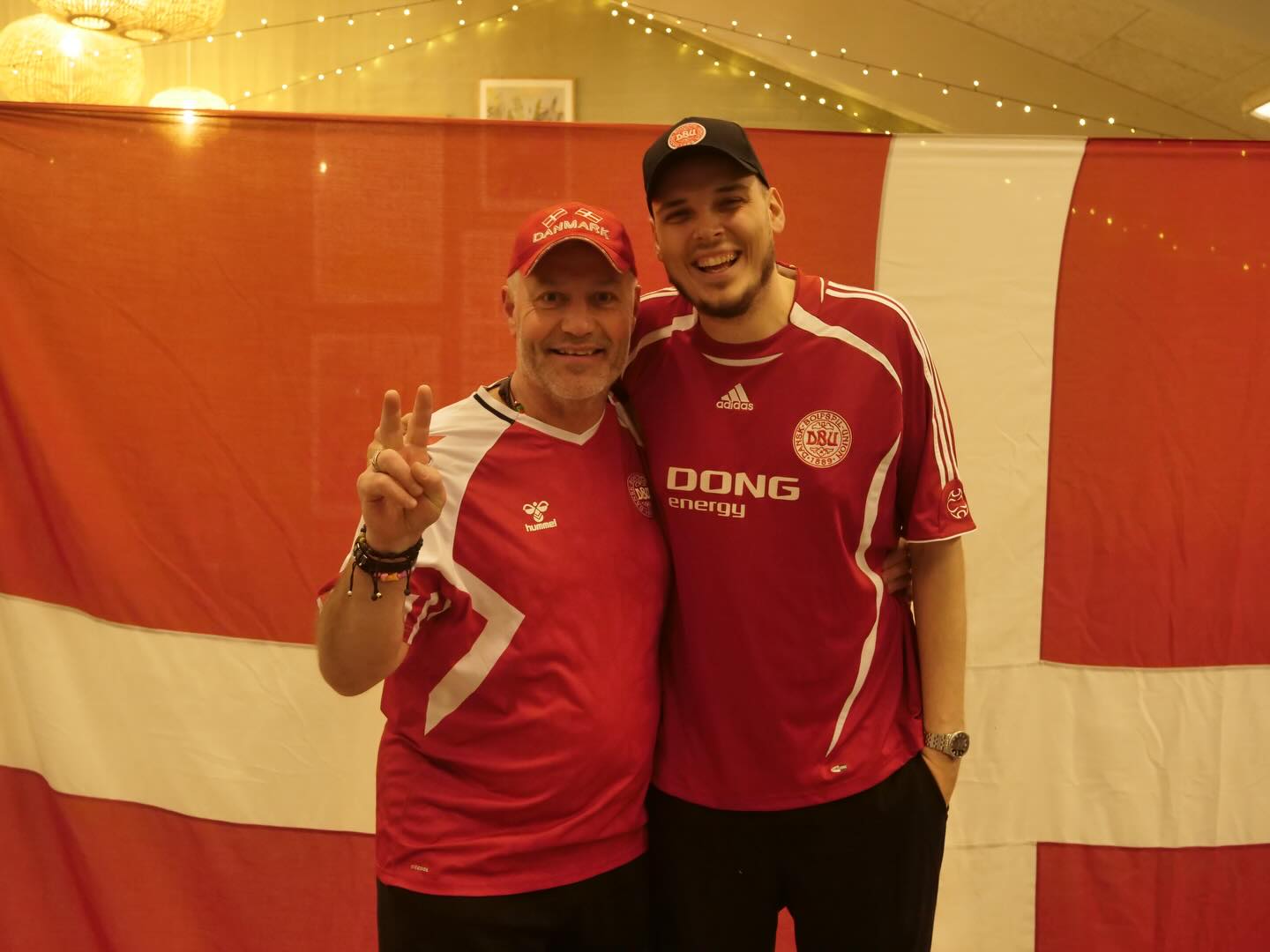 I går blev Kildevæld Dannebrogs-farvet 🇩🇰- En kæmpe fodboldfest!!🙌🏼🥳⚽️ En fantastisk aften fyldt med god stemning, stærkt heppekor, grillpølser og masser af hygge! Rigtig god weekend 🤩