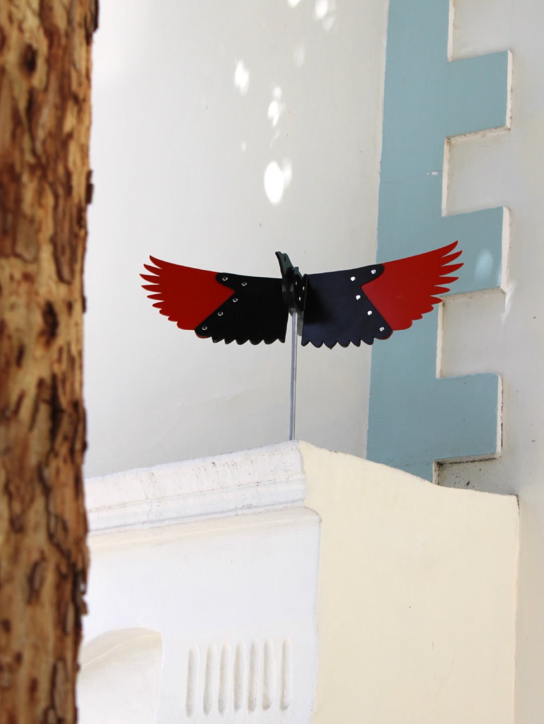 STARLING by Ralph Borland - @ralphborland
2020 | Aluminium | De Wett Square
Starlings are clever and resourceful birds at home in nature or in the city, and they are found all down the East Coast of Africa from Somalia to Cape Town and in Stellenbosch too. Along with the giant grass sculpture on Ryneveld Street, both artworks draw playful attention to small natural elements that exist in urban spaces that might otherwise be overlooked. The work also reflects on the resourcefulness and tenacity of the people who live in this town as they go about their daily lives.
Learn more → sost.co.za/artwork/starling
Dreamscapes - Form and space through curious eyes curated by Dr Mike Mavura @mikemavura_ | 26 February 2026 – 30 January 2027
Presented by the Stellenbosch Outdoor Sculpture Trust, @visitstellenboschnow, and proud patron, Private Clients by Old Mutual.
#SOST #Dreamscapes #Stellenbosch #RalphBorland #WealthCurated