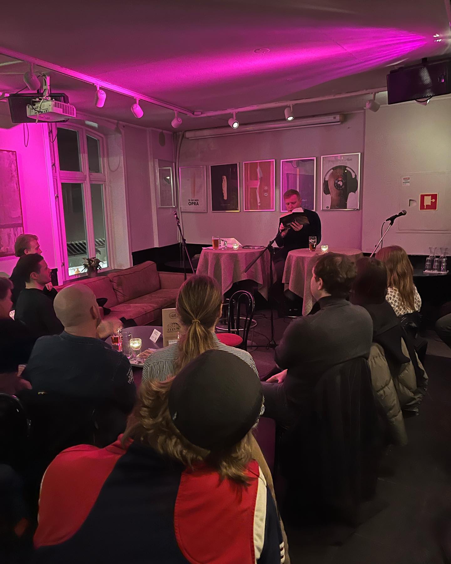 Bilder frå lanseringa av vårt nye nummer «Vestlandet». Ei stor takk til Erlend Nødtvedt for samtala og opplesinga, og takk til alle dykk som kom for å feire nummeret med oss! Du kan bestilla «Vestlandet» her: https://tekstallmenningen.no/butikk/kunst-kultur/royst-23-vestland/