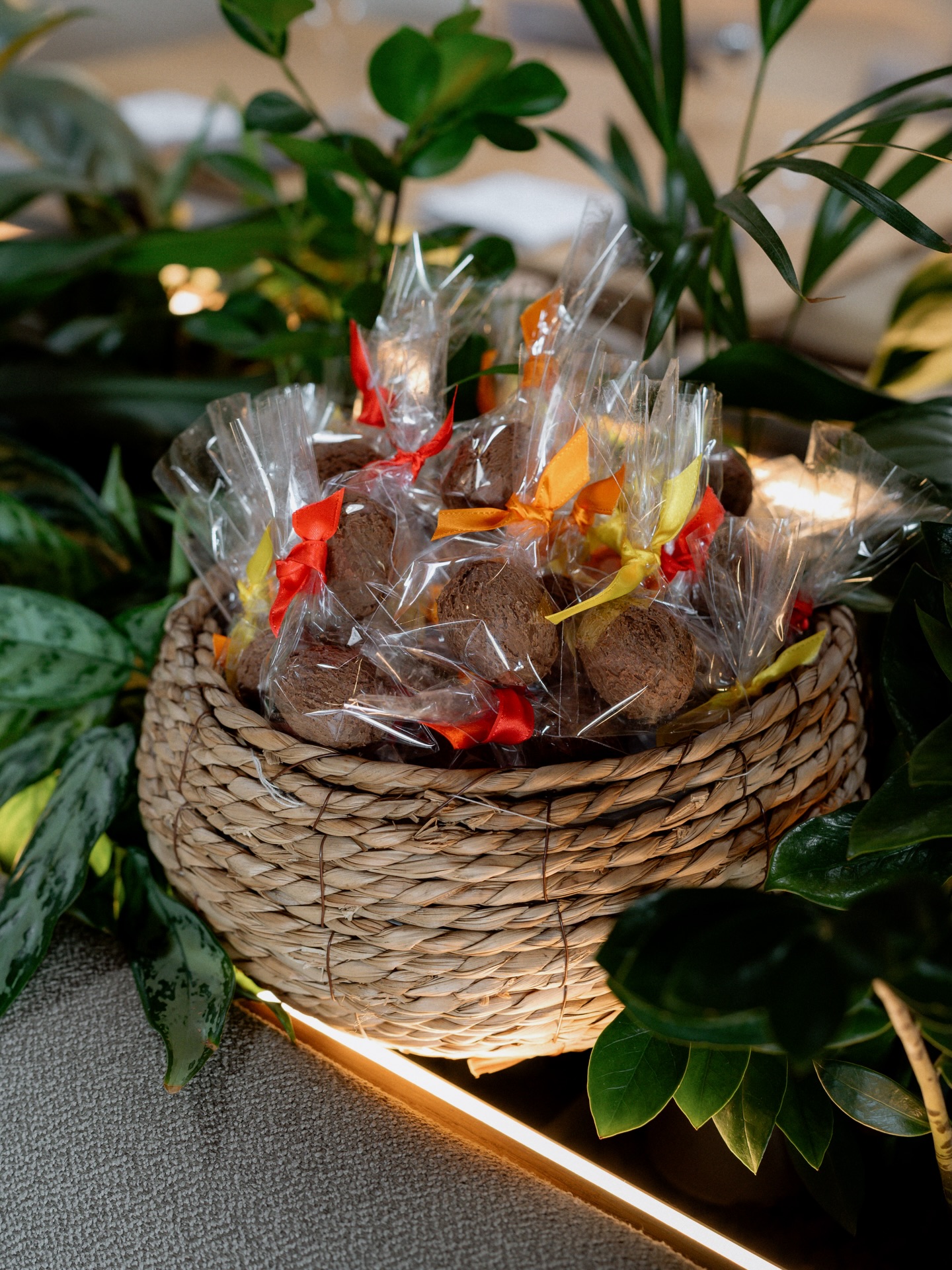 Velikonoční svátky jsou doslova za dveřmi a my pro vás máme jedno překvapení.👇🐣
Pro každou dvojici hostů, kteří přijdou na naše à la carte menu od ČTVRTKA 2. 4. do NEDĚLE 5. 4. jsme si připravili naše vyráběné vajíčko z jemné mléčné čokolády. Uvnitř každého z nich se skrývá poděkování za vaši návštěvu v podobě exkluzivních výher:
• Vouchery v hodnotě 1 000 Kč, 500 Kč nebo 250 Kč.
• Slevy:
10% na naše à la carte menu
15% na brunche
20% na obědové menu
20% na espresso bar.
Po celý víkend pro vás budeme čepovat také zelené pivo z brněnského pivovaru Štatl.
Důležité informace o výhrách ❗️.
Všechny výhry jsou platné do 10. 5. 2026.
Stačí si vyfotit účtenku spolu s vyhraným voucherem a zaslat nám ji na e-mail. My vám obratem vystavíme jeho elektronickou verzi, kterou můžete využít při vaší další návštěvě.
Užijte si svátky v klidné atmosféře se svými nejbližšími. Těšíme se na vás. ✨