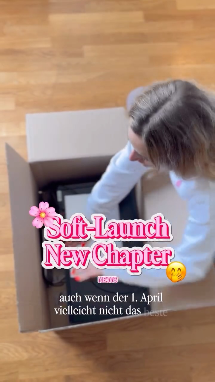 Jetzt 100 % Traurednerin (for now). 🎀
Die letzten Monate waren alles andere als leicht. Das habt ihr mitbekommen. Zwischen dem für mich schlimmsten Verlust, der Trauer, die damit kam, & anhaltender Schlaflosigkeit hab ich eine Entscheidung getroffen.
Und ich habe gehört, 2026 ist das Jahr, in dem wir mutig(er) sein dürfen.
Also: here we go. 🥹
Goodbye Corporate, KPIs, Kick-offs, Project Calls, Product Launches, 9 to 7 👋🏼👋🏼👋🏼
Hello Selbstverwirklichung. 🎀
Denn ich habe für mich gelernt: Ich muss niemandem mehr etwas beweisen. Und wenn es eine Sache gibt, die ungewiss ist, dann ist es die Lebenszeit, die uns bleibt. Und ich möchte diese nicht mehr in Dinge investieren, die keinen wahren Impact haben, für Menschen, für die ich am Ende nur eine unbekannte Nummer auf der Payroll bin. Auf Kosten meiner Gesundheit.
„Wer zuletzt lacht, lacht am besten“, denken sich wahrscheinlich Finanzamt und Krankenkasse.
Aber ganz ehrlich:
Ich lache gerade trotzdem ziemlich doll. 🥹😜
🤍