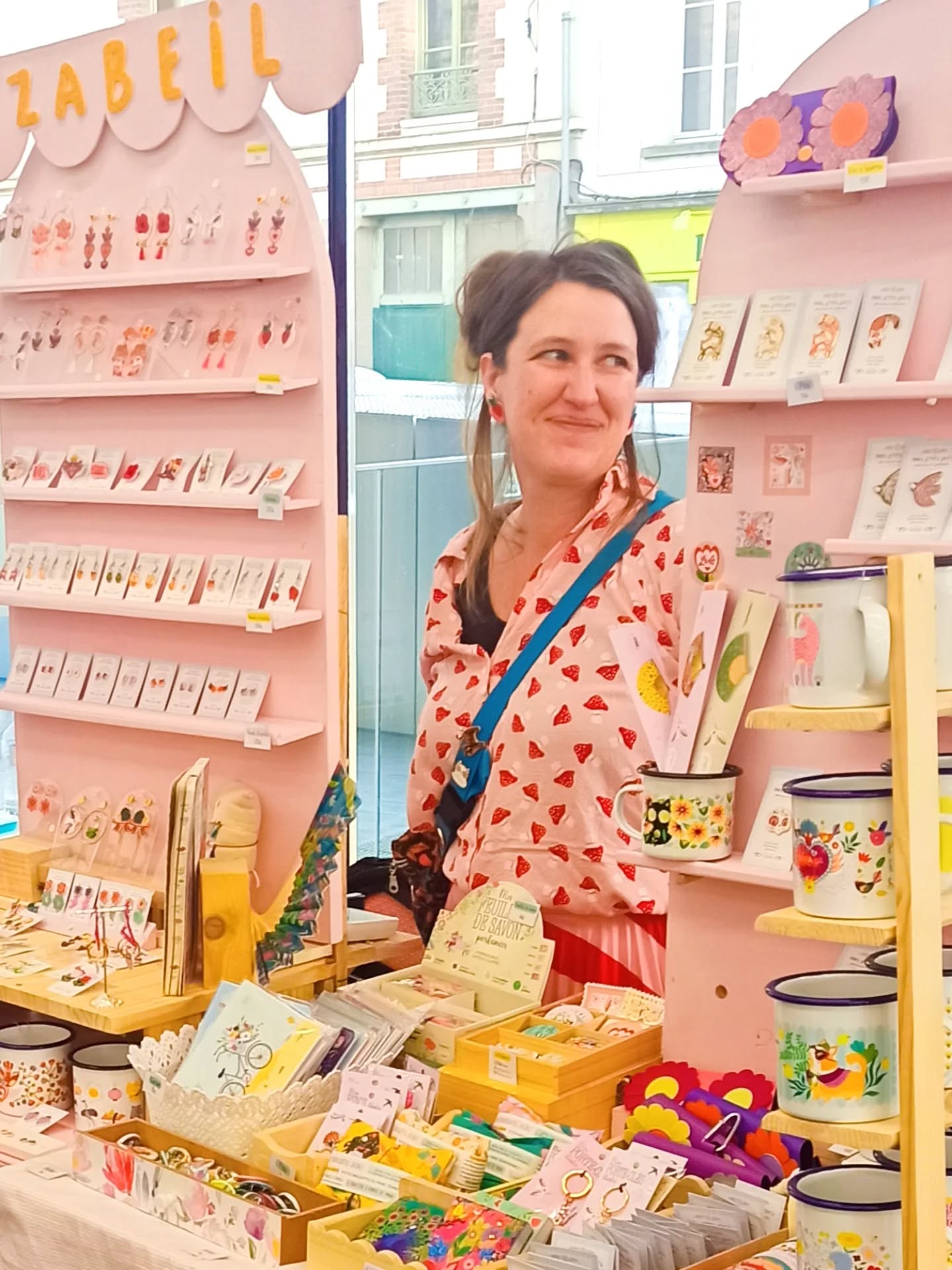 En ce dernier jour de mars, un petit récap de ce mois un peu fou s'est imposé à moi.
- Il y a eu le @brunchdescreateurs , première expo de 2026, vos compliments, vos achats, beaucoup de bonheur 💖 merci pour vos adoptions 💖
- Il y a eu beaucoup de bijoux à préparer entre le stock pour le brunch et vos commandes internet 🥰
- il y a eu clisson, qui me fait naître des envies de filmer des vlogs... sans trop savoir si j'allais vraiment m'y mettre par la suite parce que les vidéos et moi c'est chien et chat 😅
- il y a eu beaucoup de travail et de fatigue mais aussi des jolis moments entre amis et en famille. 💖
°°°
Il y a eu aussi des spectacles dont le dernier en date de @mathiasdionysos , "l'homme qui écoutait battre le coeur des chats", qui a été un énorme coup de coeur rempli d'une poésie rare! Un artiste qui me touche depuis des années par sa manière si personnelle de transformer le réel en aventure, transcender les failles de la vie avec son maginaire pour en sortir une bouffée d'oxygène vitale et communicative.
Cet artiste qui crée comme il respire est tellement inspirant!
°°°
C'est parti pour avril avec beaucoup d'enthousiasme en espérant que vous me suivrez avec la même joie. 🤗
°°°
#mars #recap #vlog #illustration #artist