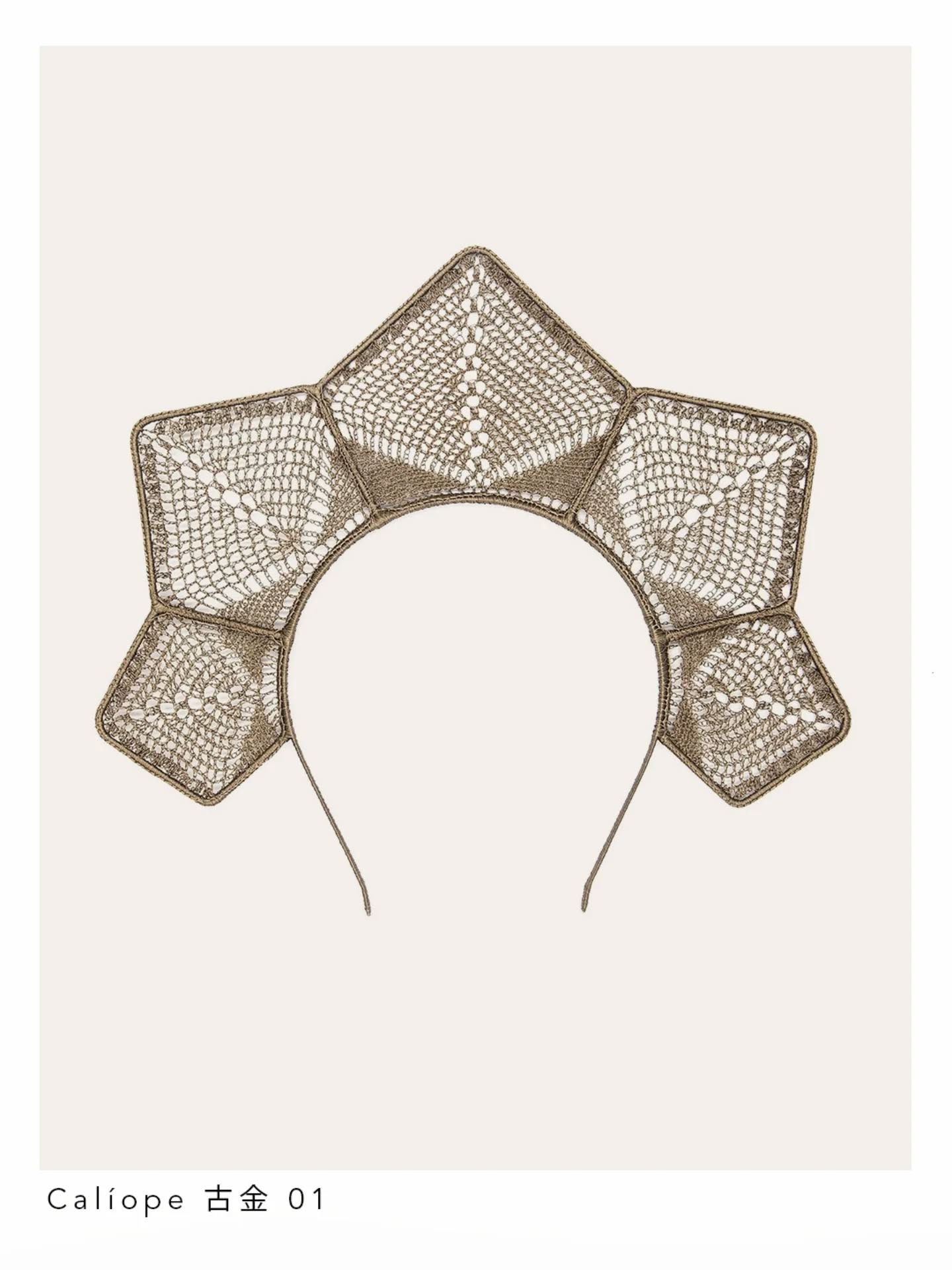 La frontera material.
La artesanía no tiene qué estar anclada en el pasado.
Como artista híbrida, mi lenguaje visual nace del diálogo entre pasado y futuro, esa frontera, donde la memoria y lentitud del ganchillo se encuentra con la innovación y la precisión de la impresión 3D. Dos mundos aparentemente opuestos que, al fusionarse, crean piezas con una identidad inconfundible.
💌 P.D. Si te fascina esta intersección, el trabajo artesanal y lo que se esconde detrás de las piezas que creo, en "Cartas desde el Taller" profundizaré sobre estos temas. Puedes unirte a mi correspondencia privada a través del enlace de mi perfil.
#luxurycraftmanship #wearableart #altaartesaniaespañola #impresion3d #diseñocontemporaneo