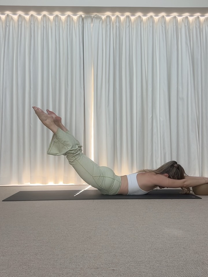 Five favourite ways to add the small ball to traditional Pilates exercises (that are actually worthwhile).
𦢠Swan Dive with the ball gets you going when you might otherwise feel less swan and more plank š
ā Criss Cross with the ball keeps you honest, cheating is impossible!
ā½ļø Rolling Like A Ball it leaves you no option but to nail it! No shortcuts allowed!
āļø Leg Circles gives great feedback as to how much hula-ing your trunk is doing šš¼āāļø
š¦µš½Single Leg Kick gives the upper body real purpose rather than failing your legs and hoping for the best š¤·š¼āāļø
#pilates #pilatesworkout #pilatesmatwork
Ball by @reformerloops