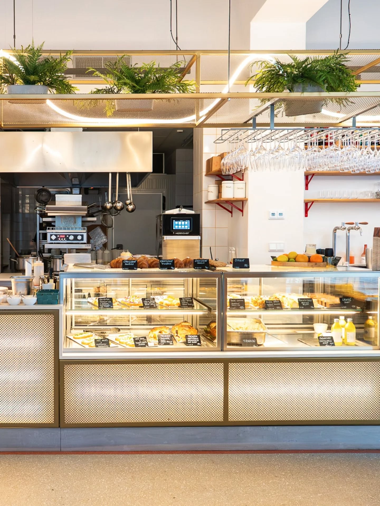 Cítíte se u nás příjemně? To nás těší. Na interiéru jsme si totiž dali opravdu záležet.
Design Bistra Central vznikl ve spolupráci s architektonickým studiem Raketoplan a přirozeně navazuje na Sál Central i celý prostor Muzea umění. Všechno tu spolu ladí – od materiálů po atmosféru.
Propojujícími prvky jsou terazzová podlaha, světlé dřevo a jemné měděné detaily, které prostoru dodávají teplo a charakter. Dominantou celého interiéru je pak solitérní schodiště – výrazný prvek, který celý prostor propojuje a drží pohromadě.
Chtěli jsme vytvořit místo, které je jednoduché, ale ne chladné. Minimalistické, ale živé. Takové, jak by mělo vypadat pravé italské bistro. Světlé barvy, přírodní dřevo a čisté linie dávají vyniknout tomu nejdůležitějšímu – jídlu, kávě a hlavně chvílím, které tu trávíte.
Tak se stavte. Na kávu, jídlo… nebo jen tak navnímat atmosféru 🤍
Naše malá dolce vita 🇮🇹✨
#bistrocentral #bistroolomouc