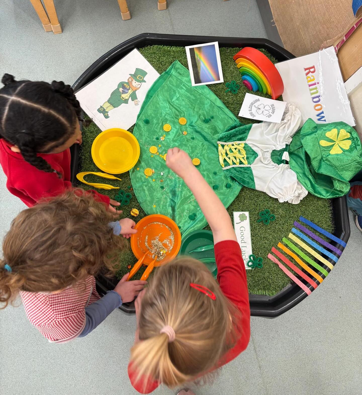 Rainbows, lucky charms, shamrocks, cheeky leprechauns and a whole lot of green for our St Patrick’s Day celebrations….sorry, we really ought to say…wee bit o’ shenanigans 🍀
The children loved the St. Patrick Day themed activities, learning about the traditions, wondering where that gold might be hiding!