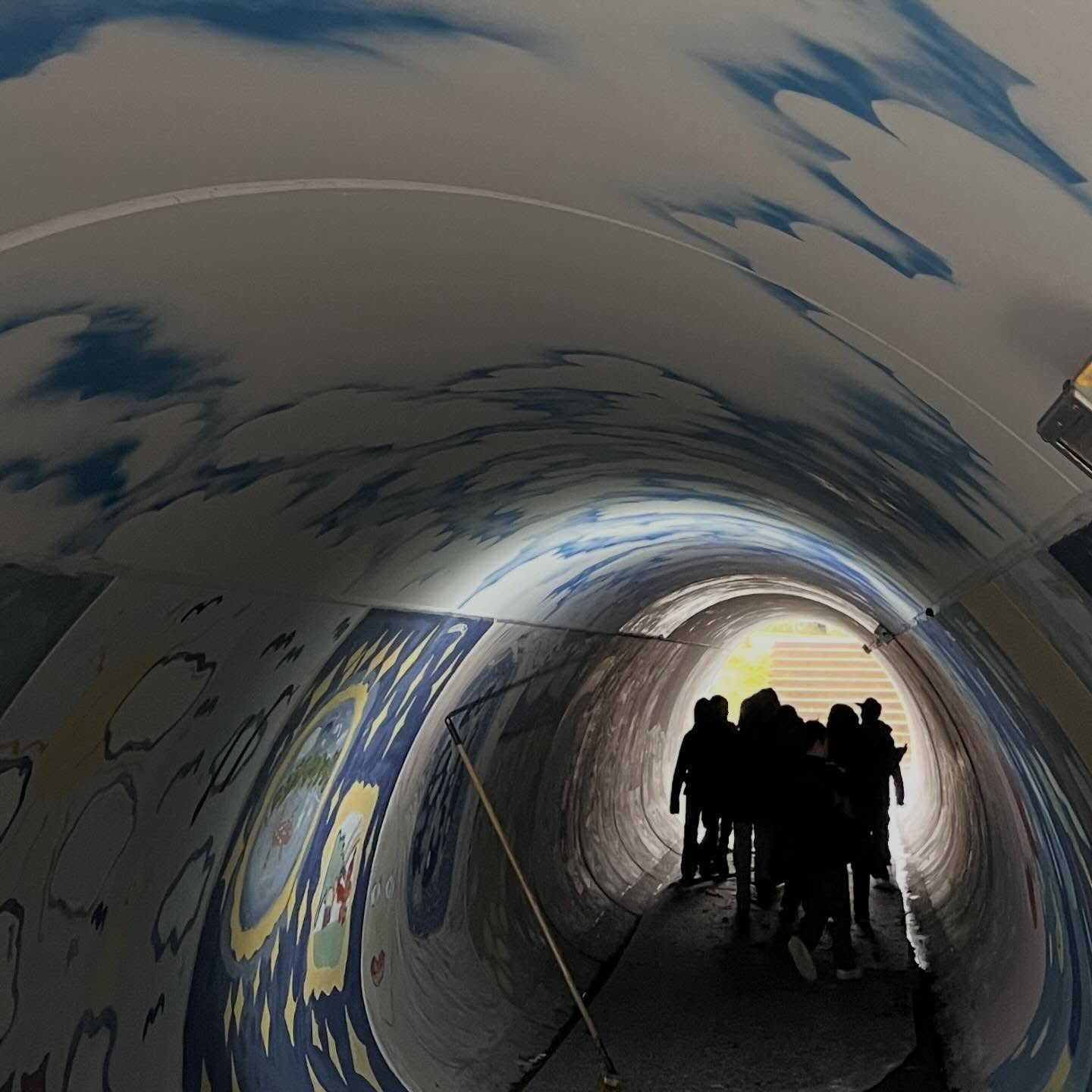 Fernisering for forældre og andre. Alle er stolte og glade. Og så er nogen trætte og lettede. Dejlig dag, fantastisk projekt!! Der kommer projektside på kunstkompas.dk/tunnel. Tak til skønne, skøre elever, alle ansatte på friskolen - specielt teknisk afdeling - sorry for alt det bøvl jeg har forvoldt (og det var ikke så lidt!)- og til ledelsen som syntes dette var sjovt!! Og Birgit!! Og en kæmpe tak til #flügger #schullerehklar og #vejlekommune Hvor er jeg glad - hvor har det været sjovt!!! #kunstkompas