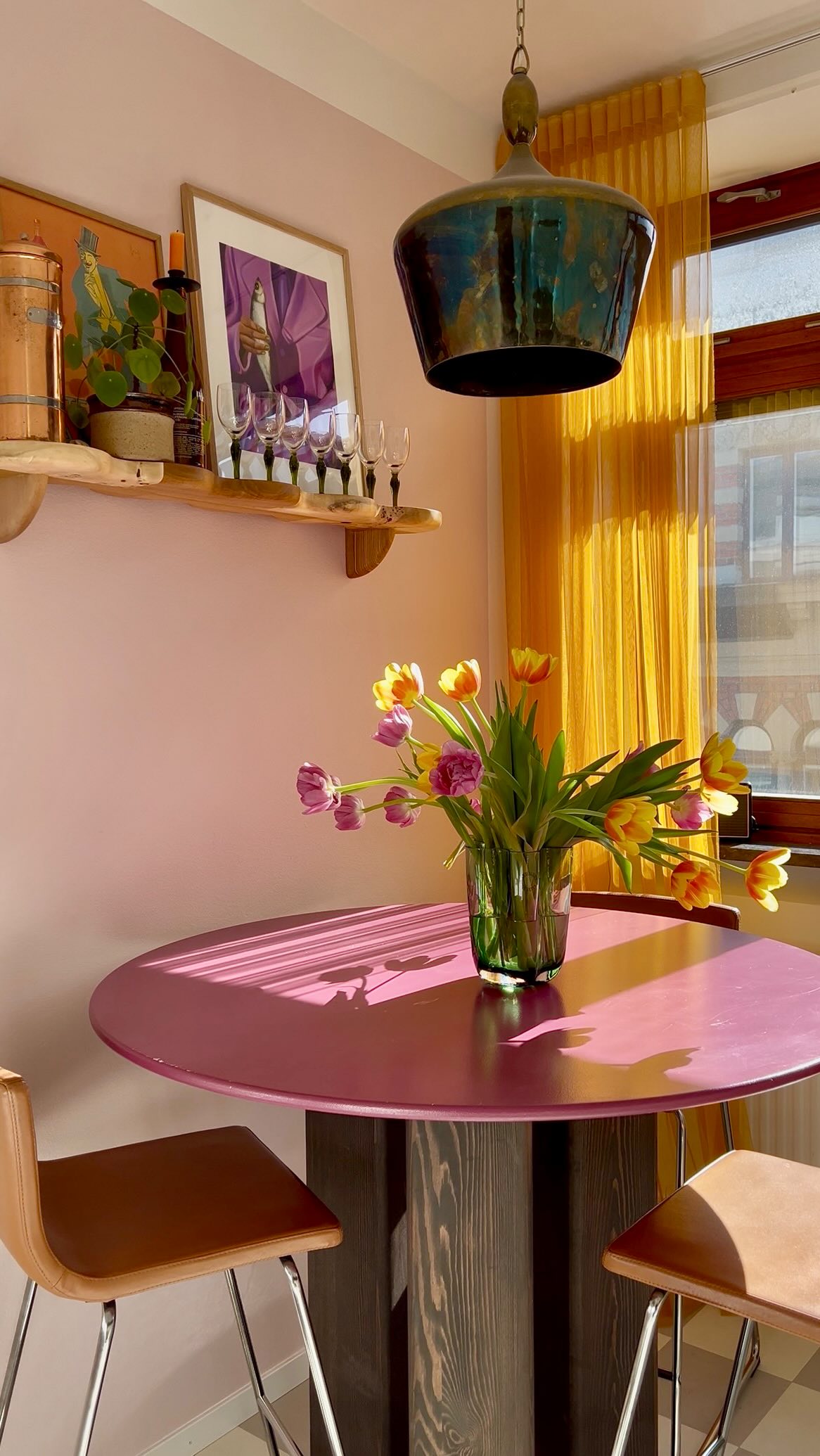 Samma rum, två helt olika känslor.
Tänk vad ljuset kan göra med ett rum, med färger.
Jag brukar tänka på ljus som ett eget material,�något som påverkar rummet lika mycket som färg och form.
Ljuset är en av de saker som gör att ett rum aldrig står still, det förändras, skiftar och känns olika,�beroende på hur ljuset faller.
#interiorarchitecture
#lightandspace
#naturalight
#scandinavianinterior
#interiorinspiration