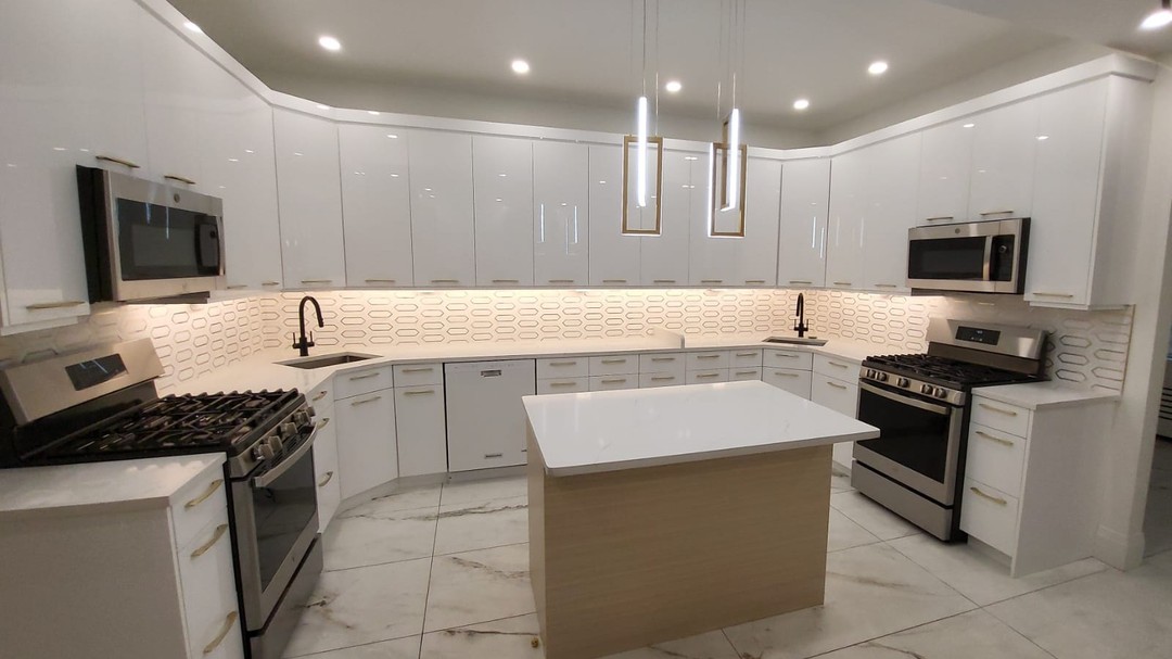 Another beautiful and functional kitchen by Symphoni!
#kitchen #kitchencabinets #kitchencabinetry #cabinet #modernkitchen #kitchendesign #contemporarykitchen #whiteandwood #goldhardware