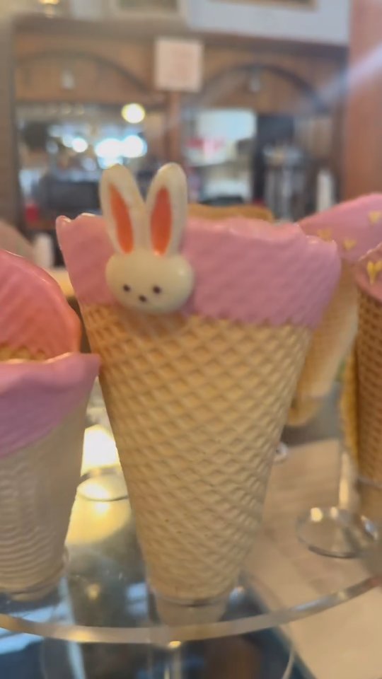 With @lulusmontanamarket Okay… these might be the cutest thing we’ve ever had at LuLu’s 🐰🍦
Spring is hopping into the shop—chirping, drizzled, and dipped in chocolate 💕
Liv’s hand-dipped waffle cones are topped with the sweetest little spring surprises…
and yes, there’s a hidden treat inside 👀
Pair it with a scoop (or two 😉) of Genuine Ice Cream and call it a perfect day.
Hop in before they’re gone!
#LuLusLovesLivingston