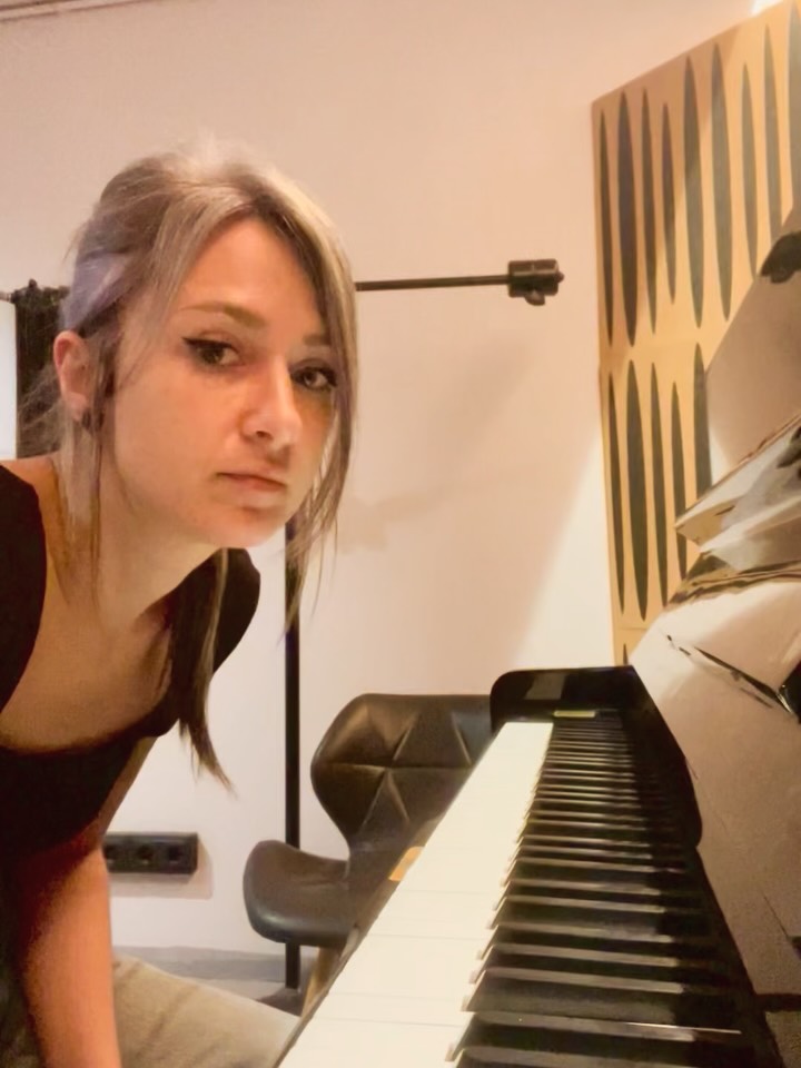 Some bits of me playing the piano since I really miss having one daily at home/work/in the studio. Scroll to the last one for the pain behind the hours of practice 😮💨
1. Rachmaninoff piano concerto n.2 - 3rd mov
2. Allevi - Vento d’Europa (old piece but fun)
3. Secret soundtrack I’m sure you can guess
4. BTS in the studio for one of the pieces composed for a secret artist (coming out soon)
5. Rachmaninoff - Prelude in C#minor, Op.3 n.2
6. Rachmaninoff - Etude in Cmin Op.39 n.1, one of the hardest pieces I’ve ever studied.. very hard but very rewarding, every 10mistakes there’s 500 corrected notes .. very dense but one of my favourite pieces in classical music ever
Ok I’ll go play 🙃