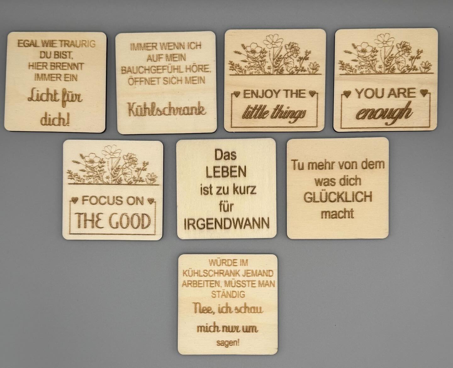 Worte, die bleiben – jetzt auch als Magnet 🤍
Diese kleinen Holz-Magnetschilder sind mit viel Liebe gefertigt und bringen täglich ein Lächeln in deine Küche ✨
Mal motivierend, mal mit einem Augenzwinkern – aber immer von Herzen.
Perfekt als
🤍 kleines Geschenk
🤍 Aufmerksamkeit für zwischendurch
🤍 Reminder für dich selbst
Je CHF 7.90
Welcher Spruch darf bei dir einziehen? 💫
#mitliebegemacht #handmade #holzdeko #kreativsein #laserliebe geschenkidee