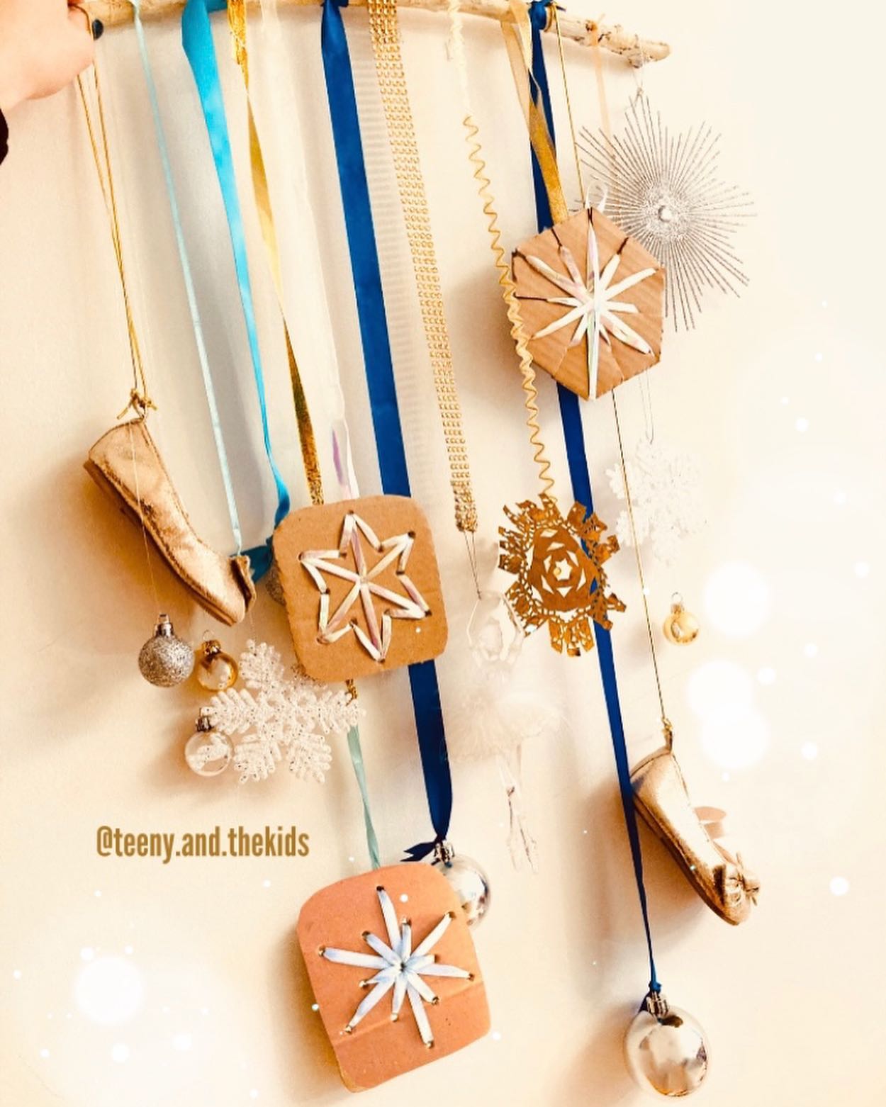 Sparkles ✨ Shoes 👠 & Tutus 🩰
Another window display that inspired us… 🤩
@RepettoParis ✨🩰
And when we looked through the window, we spotted a stunning tutu! 😱😍
✍🏻 So, to interpret this theme, we used:
🪵 stick (from our leaf wand activity) painted white with glitter ✨
🎀 Ribbons
🎄 Baubles
❄️ Snowflakes we made (previous post!)
❄️ Snowflakes we bought
🩰 Ballerina ornament @maisonsdumonde
🥿 Céleste’s 1st Birthday gold shoes @hm_kids
Have you seen a window display that’s inspired you recently? 🤩🌟
Let me know in the comments! 💗
.
.
.
.
.
#windowshopping #lavalleevillage #paris #activitesenfants #windowdisplay #Repetto #HMKids #snowflakes #cardboardcrafts #kidsactivities #recyclerpourjouer #ourupcycledplay #recycleandplay #craftychristmasornament #diycrafts #maisonsdumonde #diychallengederwoche #funbudgetplay #completementcraft #creativemamacrafts #christmascardboardplay #kidscrafts101 #festiveplayalltheway #november_play #createrecycleandplay #getcreativewith #manualidadesparaniños #activitenoel #playandcreatetoday #occuperlesenfants