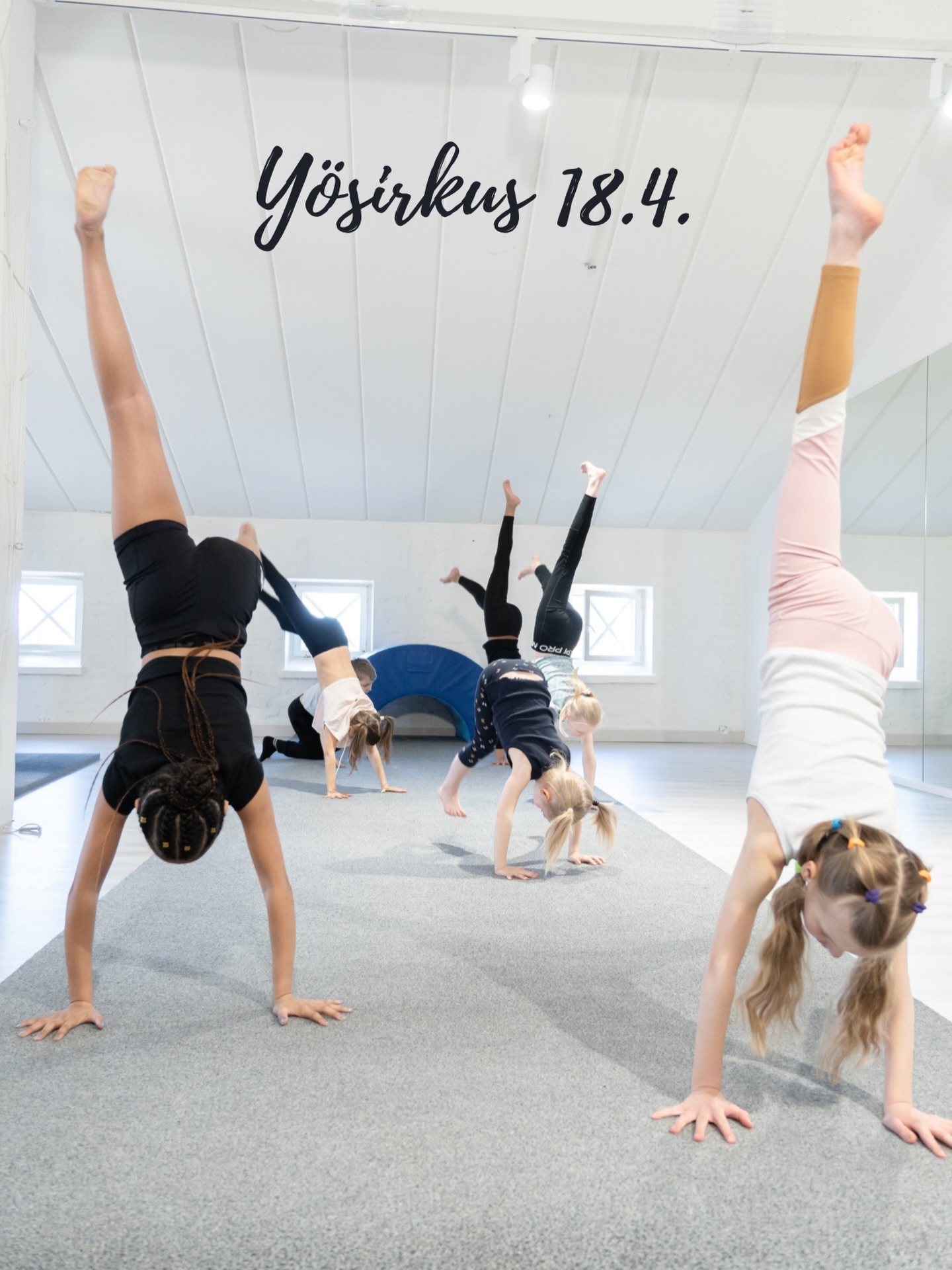 Ilmoittautuminen Yösirkukseen 18.4.-19.4. on nyt auki!
Järjestämme la 18.4.-19.4. yön yli kestävän minileirin Roofilla Maailman sirkuspäivän kunniaksi. Tapahtuma on suunnattu lapsille 10-vuotiaista ylöspäin, mutta nuoremmatkin ovat tervetulleita mukaan, jos uskaltavat yöpyä itsenäisesti ilman vanhempaa.
Ohjelmassa on treeniä, leikkejä ja hauskanpitoa sekä tutustumista muihin oppilaisiin oman ryhmän ulkopuolelta.
Hintaan kuuluu ilta- ja aamupalat ja lisäksi mukaan saa ottaa pientä omaa herkkua. Mukaan oma makuupussi/peitto ja tyyny, nukumme Roofin patjoilla. 🛌
Hinta 45€
Ilmoittautuminen:
Ilmoita sähköpostilla osallistujan nimi, ikä, allergiat, puhelinnumero mistä tavoittaa tarvittaessa ja laskutusta varten sähköposti ja postiosoite.
Aikataulu:
la 18.4. klo 17.00-17.30 saapuminen
klo 17.30-19.30 treeniä
klo 19.30-20.30 iltapala
su 20.30–> mahdollisuus suihkuun, majoittautuminen saleihin ja vapaata oleilua
klo 23 hiljaisuus
Su 19.4. klo 8-9 aamupala ja vapaata oleilua+ siivous
klo 9-9.30 yhteinen lopetus
klo 9.30 kotiinlähtö
Ohjaajina Sanni Korhonen ja Jerina Ferdani
Yövalvojina Sanni Korhonen ja Erin Dahlbacka
#yösirkus #sirkus #roofaerialclub