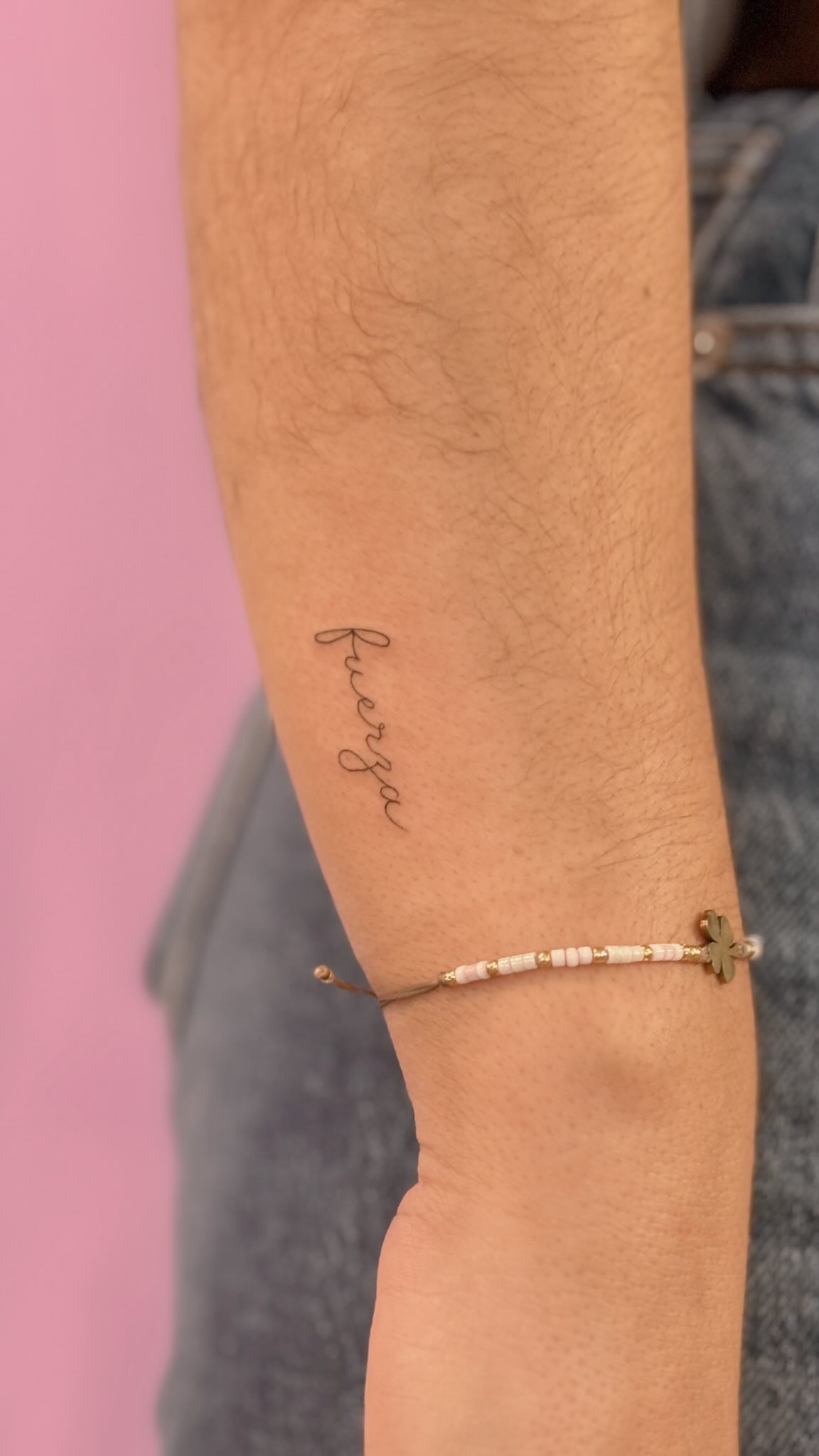 Uma tatuagem pode ser forte e ao mesmo tempo delicada 💖 Me segue aqui para mais inspirações!