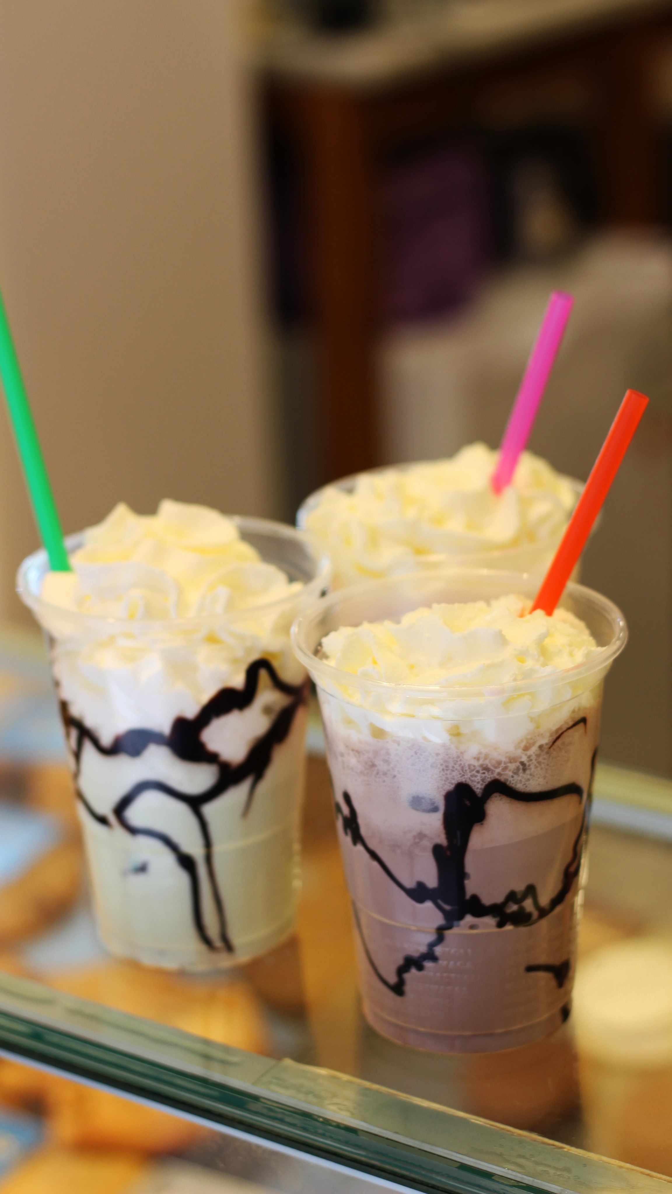 ✨ Nuevo nivel de antojo desbloqueado.
Nuestros nuevos batidos helados ya están aquí y vienen en tres versiones muy peligrosas:
💚 Pistacho
🍫 Chocolate
🍓 Fresa
Fríos, cremosos y hechos para acompañar tu galleta favorita (o para que se conviertan en tu nueva obsesión del verano).
¿Cuál vas a probar primero? 😏🥤🍪