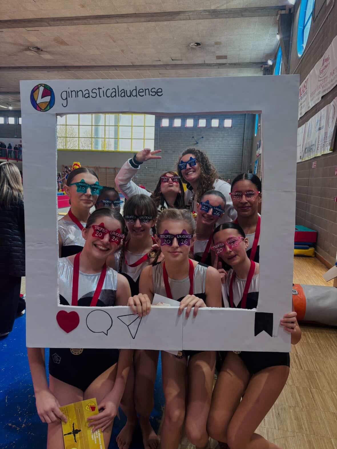 🏆23º Trofeo Laudense🌈
Domenica 22 Marzo, a San Martino in Strada, otto ginnaste fanfulline hanno partecipato al Trofeo Laudense, ospitato dalla @ginnasticalaudense !
Per Valentina, Gabriela, Emma, Sabrina, Giorgia, Elisa, Shalom e Marta è stata una bellissima esperienza per crescere, imparare e divertirsi ginnasticando! 🤸🏽♀️💫
Tornano a casa con tanti sorrisi, soddisfazioni e ottimi risultati!
In particolare, per la categoria Senior: il podio è quasi interamente bianconero:🥈argento per Valentina e 🥉bronzo per Gabriela. Passando poi ai podi di specialità capitanati dalle nostre fanfulline: al trampolino con un argento per 🥈Elisa e al corpo libero in cui dominano ogni gradino 🥇Emma 🥈Sabrina 🥉Giorgia!!
Grandi soddisfazioni e risultati anche nella categoria Junior, con il 🥉bronzo di Shalom a trampolino, e nella Classifica generale Over con un ulteriore🥉bronzo per Marta!
Si conclude una super giornata di gara con delle super ginnaste!🤍🖤