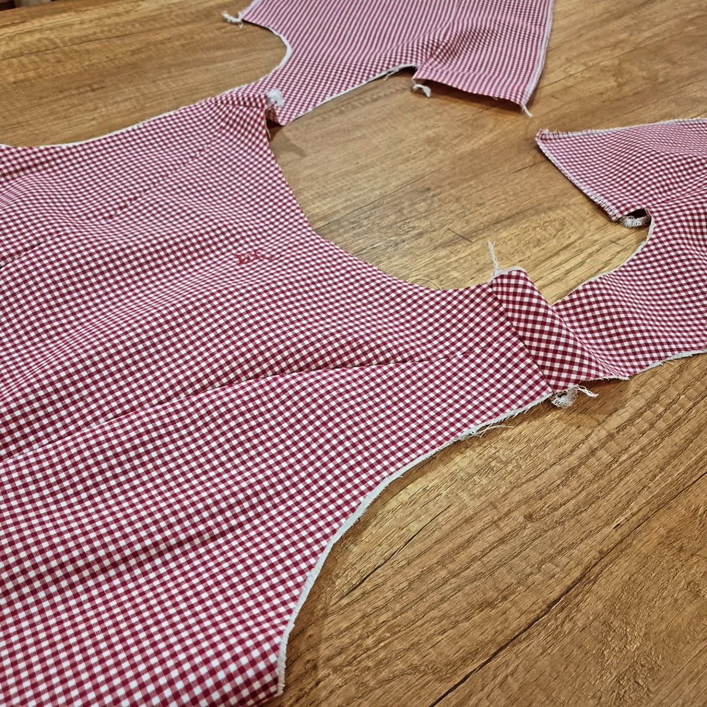 Neues Dirndl- in Arbeit.
Neben den Terminen für unsere Brautpaare, fertigen wir weiterhin Einzelstücke für Euch.
Wir freuen uns über Euer Interesse und Eure Nachrichten.
.
Im Moment ist für uns kleinen Labels eine schwierige Zeit. Alles wird teurer. Materialien, Lieferkosten, Nebenkosten und vieles mehr. So freuen wir uns besonders über Eure Anfragen und Aufträge und vorallem für die Wertschätzung, dass bei uns alles im eigenen Haus angefertigt wird und Fastfashion keine Option für uns ist.
.
Liebe Grüße
Eure Rheintracht
.
#trachten
#bonn
#bonnrheinsieg
#dirndl
#hochzeitstracht
brautdirndlrheintracht tracht trachten bonn königswinter instabonn designertracht dirndl dirndlliebe dirndllove maßanfertigung