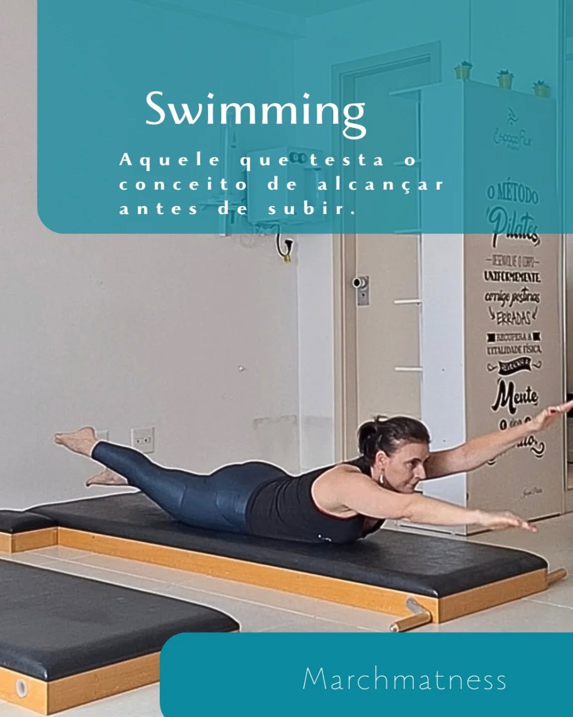 Quem nunca esperneou ou se afogou ou esperneou se afogando ao invés de nadar no Swimming?
É difícil achar o centro de barriga para baixo, é necessário ter flexibilidade dos ombros, testa a abertura do peito e a estabilidade... É um grande desafio.
De cara, alunos com peito muito fechados vão ter bastante dificuldade por causa da mobilidade dos ombros. É importante ver se é o momento certo para introduzir o exercício para não sacrificar os ombros sem necessidade.
Não será o primeiro feito de barriga para baixo, por isso, o aluno já terá um certo grau de entendimento sobre extensões, por isso vemos o aluno entrar lindamente na posição, mas, não raro, quando começa a mexer os braços e pernas perde totalmente a estabilidade dando a impressão de estar esperneando.
Uma dica é, termine o exercício anterior (em 95% dos casos de aulas no estúdio para alunos regulares será o Teaser, pq vamos combinar o Hip Cicle é para poucos), deitando o aluno de barriga para cima e peça para ele entrar na mesma posição de preparo para o Teaser 3. Sabe qd damos aquela alongadinha com os braços para trás e espreguiçamos o corpo (como para iniciar o Roll Up)? Braços, pernas, coccix, topo da cabeça crescem e as costelas e abdômen pesam, ficam guardados dentro. O aluno precisa guardar essa posição e essa sensação, aí sim ele vira de barriga para baixo e acha a mesma posição. Então, ao invés de pensar em subir, ele deve crescer tanto o braço e a perna que eles vão sair do chão e deve manter essa intenção quando troca.
O para looooonge melhora visivelmente a estabilidade. O aluno para de se afogar e começa de fato a nadar.
A respiração também melhora a estabilidade. Às vezes, a dificuldade interrompe a respiração e isso piora tudo. Eu lembro quando estava aprendendo a dirigir que meu instrutor o sr. William dizia: isso, Monique, agora vc pode até respirar e aí que eu percebia que estava prendendo a respiração. Por isso, é sempre bom dar essa deixa para o aluno nos momentos mais difíceis.
No mais, senta nos calcanhares e compensa essa coluna que vc merece. 💪🏻.