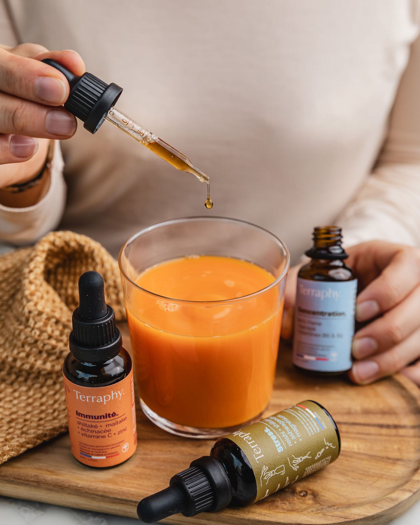 DROPS OF WELLNESS 🍄🟫
Un petit plus… qui change tout !
Ajoutez les champignons médicinaux Terraphy à vos boissons chaudes ou froides. Ils n’en modifient pas le goût, mais apportent un soutien ciblé : immunité, concentration ou détente.
@terraphy.bio
📸 @alicepages
#champignonsmedicinaux #mycotherapy #bienetre #brunchparis #coffeeshopparis #glutenfree