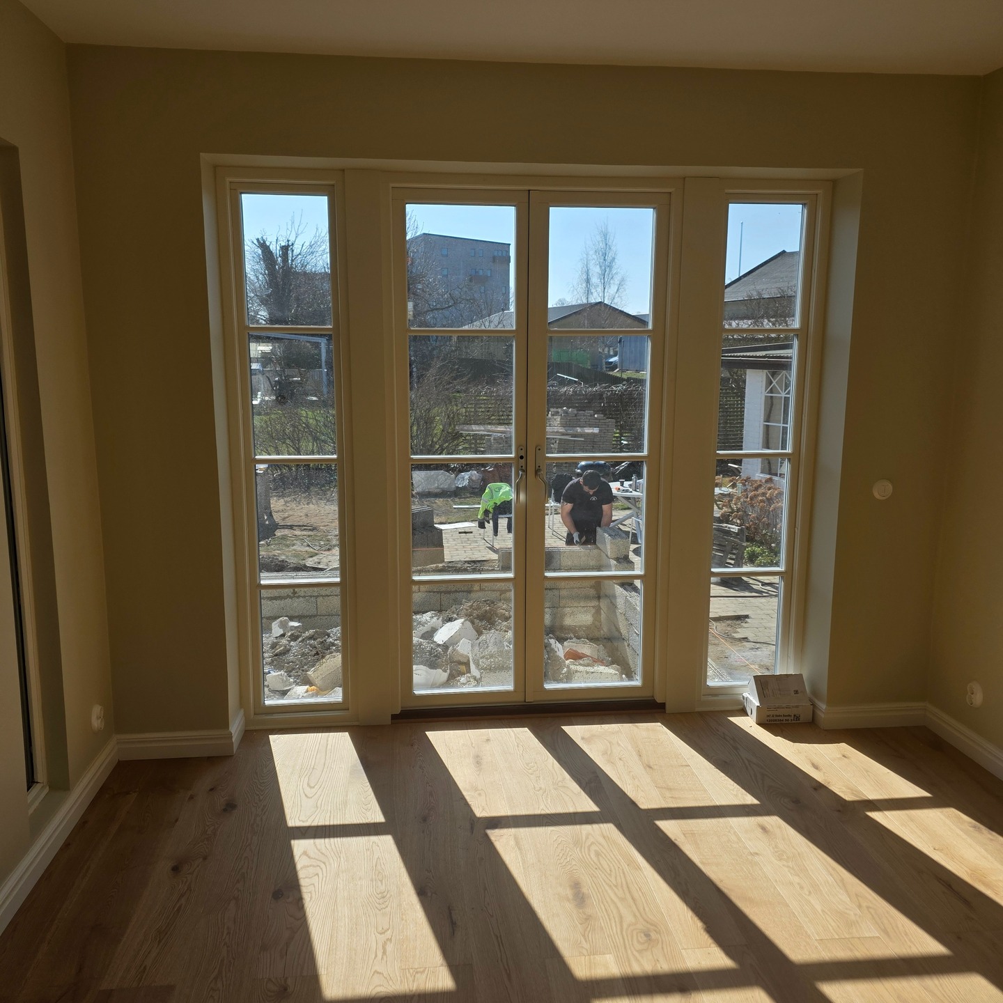 Arbetet fortskrider i god takt invändigt i en av våra pågående tillbyggnationer, där moment som måleri, elinstallationer och golvläggning utförs.
Öresunds Byggentreprenad – er enda kontakt genom hela byggprocessen.
#tillbyggnad #renovering #köksrenovering #attefallshusnyckelfärdigt #bygg #fönsterbytre #altan