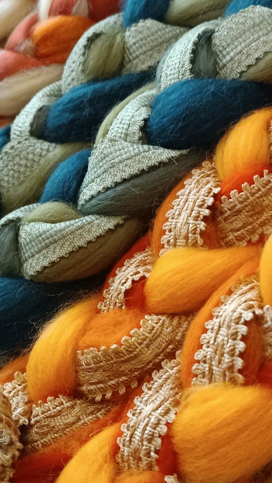 J'avais envie de cheveux plus longs alors j'ai créé des extensions de tresses en laine ✨🧡
Et franchement j'adore le résultat ! Maintenant il ne me reste plus qu'à en créer de toutes les couleurs. 🌈
#cottagecore #yarn #fairycore #hairstyle #faitmain