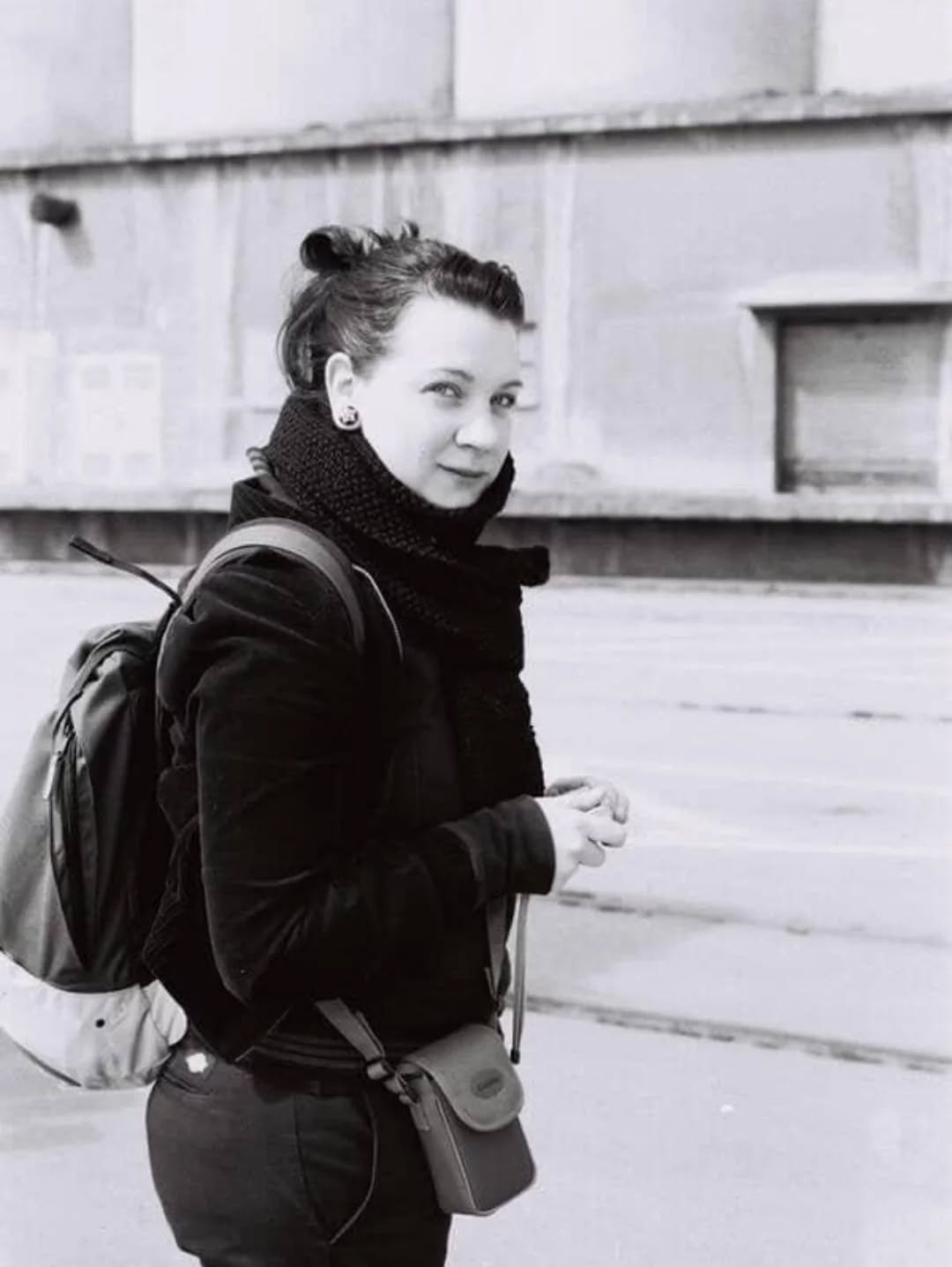 🧶❤️ RETRAITE TRICOT & SÉRÉNITÉ ❤️🧶
Imaginez... deux jours hors du temps au cœur du chef-d’œuvre de Le Corbusier, le Couvent de La Tourette. Entre béton brut, lumière sacrée et tricot, nous vous invitons à une parenthèse créative unique les 23 et 24 mai 2026.
Au programme des moments de tricot ensemble dont une Cast-on Party pour tricoter une paire de chaussettes exclusive (Collaboration inédite Yarn by Simone @yarnbysimone x Emma Ducher @encre_violette ).
L'occasion d'un petit focus sur notre partenaire Simone et ses fils merveilleux ❤️
Yarn by Simone ce sont des laines teintes à la main en France dans le plus grand soin et respect de la fibre, en petite quantité.
Derrière se cache Simone passionnée de tricot, adepte de fibres naturelles et nobles, qu’elle sélectionne avec soin. Mais pas que … « passion béton depuis 2001 »
Architecte de formation d’où son amour du gris et du noir. Elle propose une palette allant du gris très clair jusqu’au noir profond, tout en passant par des coloris plus flashy. La recherche de la couleur est au cœur de son travail.
Dans cette continuité, avec Emma elle vous propose un projet inspiré par l’architecture moderne de Le Corbusier mêlant teinture artisanale et design de tricot.
Alors vous l'imaginez comment cette paire de chaussettes inspirée du Couvent de la Tourette @couventdelatourette de Le Corbusier?!
