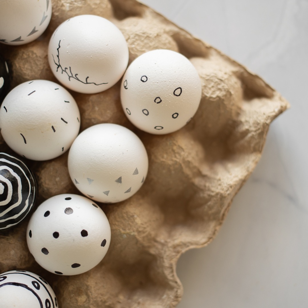 Eier einmal anderes 🥚🥚🥚
Weiss. Schwarz. Braun.
Und plötzlich passen sogar die Frühstückseier zur Einrichtung. Ich weiss nicht, ob das jetzt schon Interior‑Overload ist… aber es macht mich so hibbelig, dass ich’s einfach feiern muss 😂
Manchmal sind’s eben die kleinen Dinge, die perfekt ins Gesamtbild hüpfen. Und heute waren’s die Eier.
🥚🥚🥚
#ostern #eier #eierfärben #eierlei #kleinedingegrossesglück
