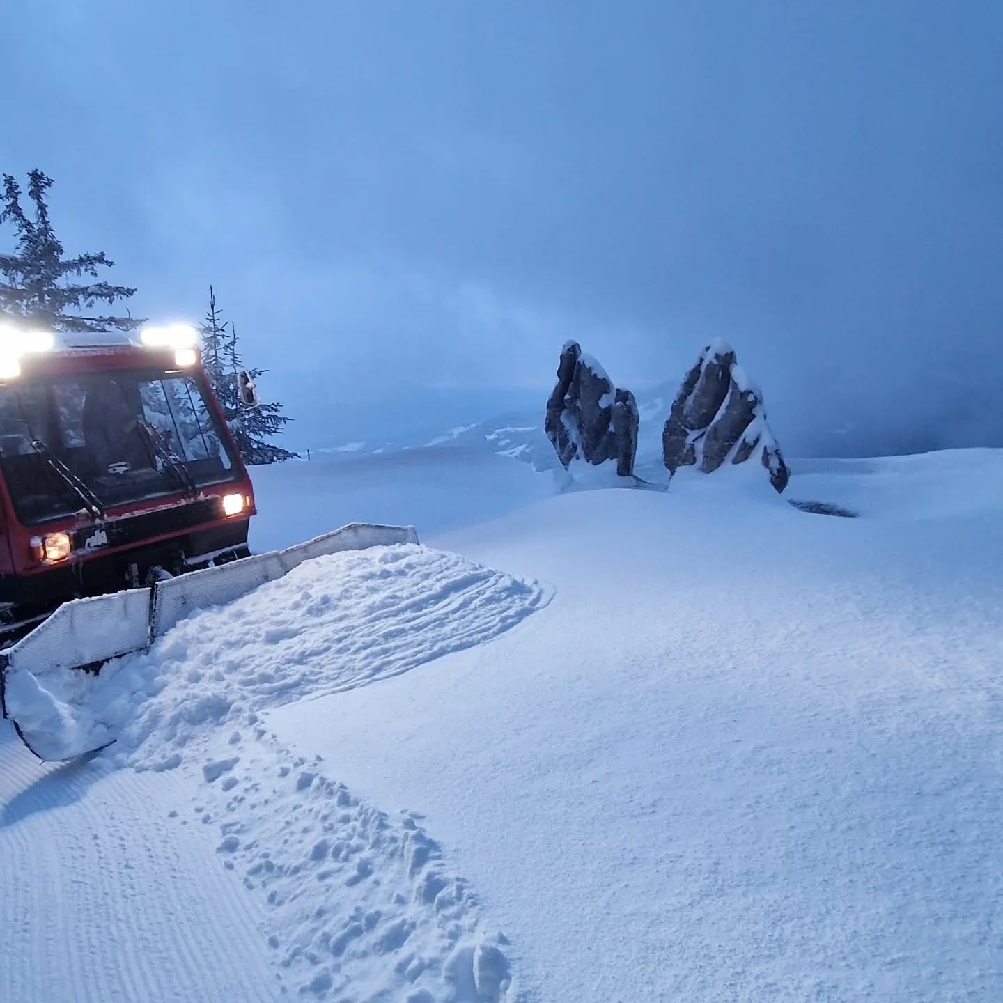 ❄️ Pulverschnee am Trattberg! ❄️
Die ist wieder für euch geöffnet – von 27. März bis Ostermontag🐰!
Perfekte Bedingungen für eure nächste Skitour: frischer Pulverschnee, traumhafte Ausblicke, natürlich auch zum Rodeln 🛷 oder einfach für eine entspante Winterwanderung! 🥾🏔
Für eine gemütliche Einkehr sind wir für euch bereit.
Kommt vorbei, tankt Sonne, genießt den Schnee und lasst euch bei uns verwöhnen! ☀️⛷️
Wir freuen uns auf euch!
Andrea & Klaus
#salzburgerland #pulverschnee #skitour #wanderlust #schlitterbahn
