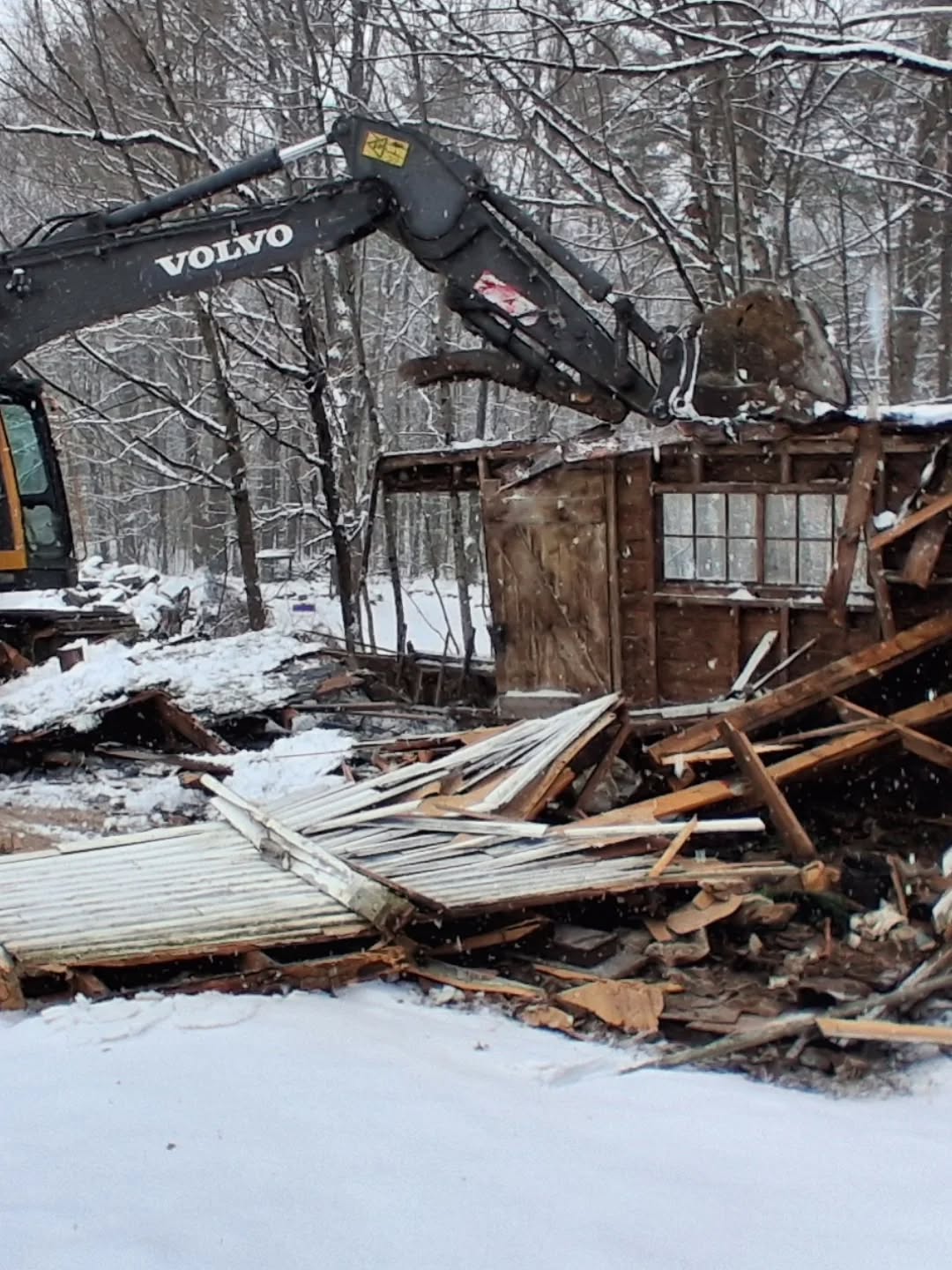 ⚒️ Well.... we finally had these two outbuildings demolished. They have been a fixture of our property from the beginning, but were just too far gone to ever be able to make use of them or fix them. We're coming up on our 10-year house anniversary and have some big tasks we want to get to this year - this was #1 completed!
A BIG thank you to Cushing Construction for the work and care when making sure the animals remained calm during all the commotion.
#maine #demolition