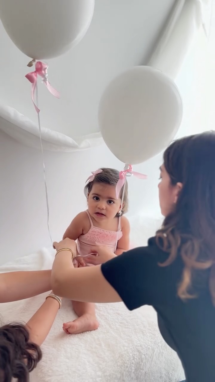 She didn’t like the balloons at first…
no hands, no feet 😅
But a few minutes later…
she didn’t want to let them go 🎈🤍
That’s the magic of baby sessions ✨
#dubai #dubaiphotographer #dubaibaby #dubainewbornphotographer #dubaibabyphotographer