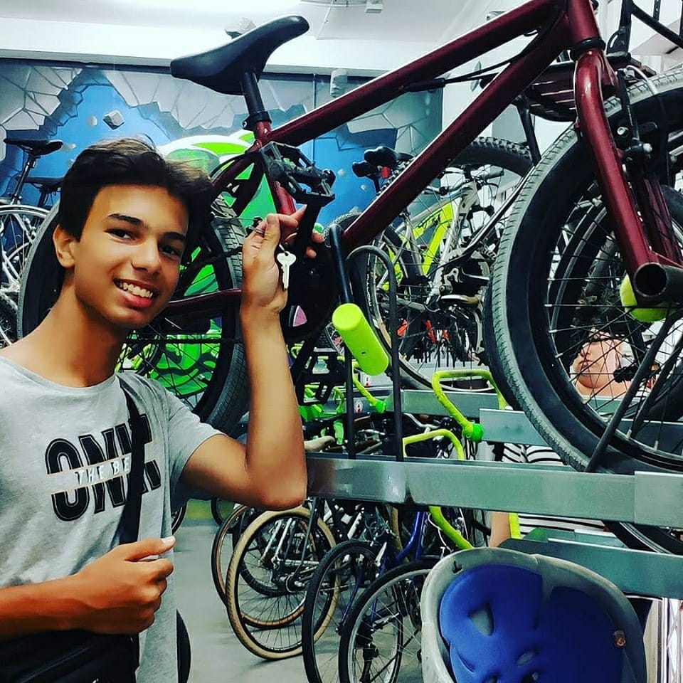 Hola,
Servicios y precios;
Skyb en Barceloneta está creado con el fin de guardar la bicicleta de forma fácil y segura, fomentando así, el uso habitual de la bicicleta en Barcelona, el deporte y bienestar físico, mental.
- Disponible 24h
- Plazas de aparcamientos exclusivas numeradas
- Anclajes de seguridad en cada plaza de aparcamiento
- Puerta motorizada
- Puerta reja de seguridad
- Cámaras de vídeo visión directa 24hs, 365 días al año, Non Stop. Audio, Fotografía
- Sistema de iluminación blanca, por detectores de movimiento
- Seguro por robo
Todos los medios tecnológicos para guardar tu bicicleta de forma fácil y segura, evitando robos, deterioro, ganando espacio en tu piso y así poder tu bicicleta ideal. Puedes pasar y ver como funciona
Precio: 16€ Mes + 16€ Fianza (Se devuelve). Se firma un contrato, estancia mínima es 30 días y debes pagar los días 7 de cada mes, aportando una cuenta bancaria.
Dirección parking: Sant Elm, 4.
Oficina Privada
Skybicicletas@gmail.com
Facebook: Skyb.parking
Web: http://www.skyflats.es/skyb
#barcelona #biciocasionbarcelona #bicibarcelona #bicingbarcelona #barcelonaenbici #barcelonacity #barcelona_cat #barcelona_world #barc #barcelonabeach #ciclismo #bici #cycle #bikelife #roadbike #sport #bicicleta #barcelona #ciclista #instabike #instacycling #barcelonetabikes