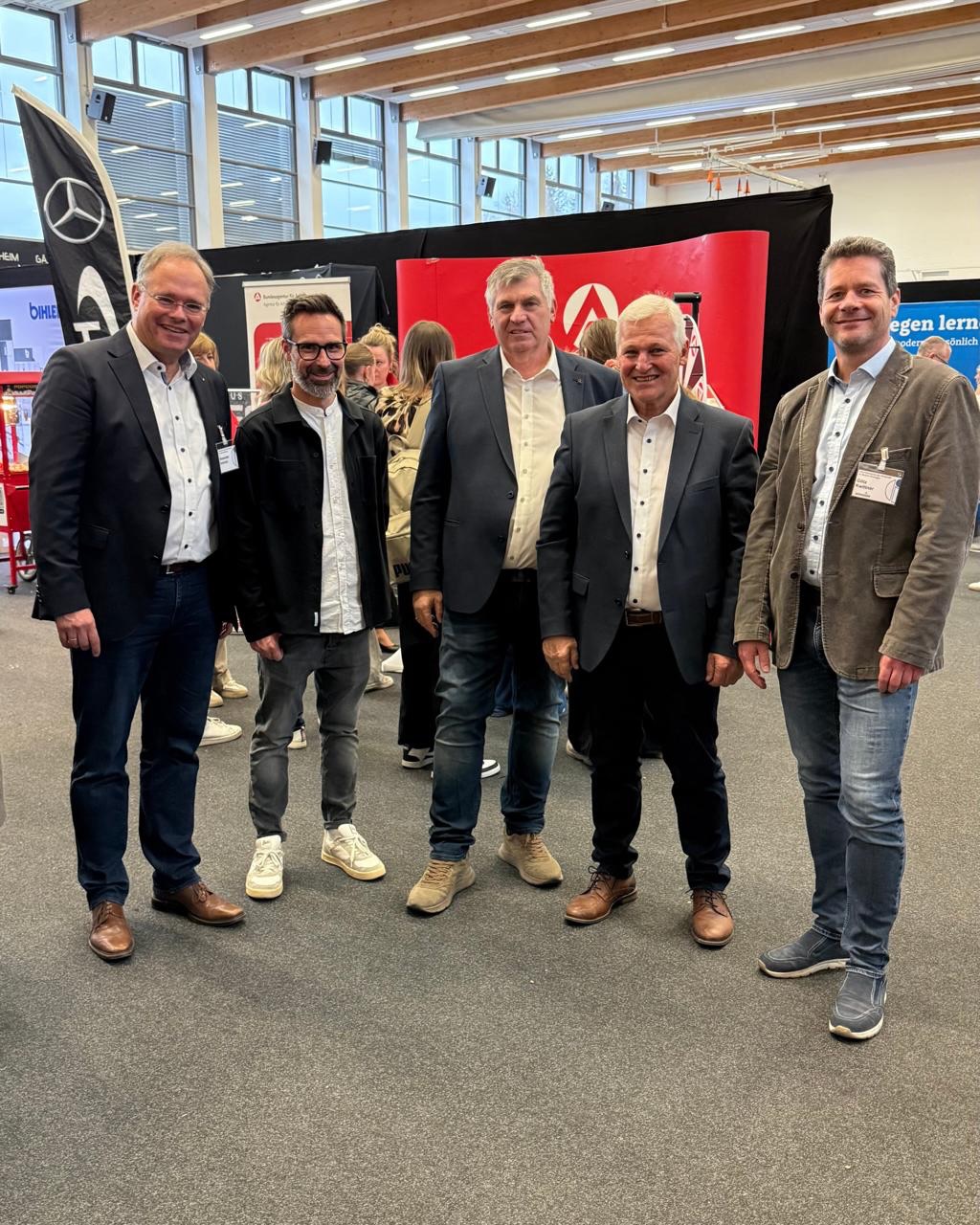 Starke Ausbildungsmesse mit großem Interesse an den Chancen in unserer Region!
Als stellvertretender Landrat durfte ich in den Eröffnungsworten über 80 Ausbildungsunternehmen begrüßen und allen Ausbilderinnen und Ausbildern herzlich für ihr großes Engagement in der beruflichen Ausbildung junger Nachwuchskräfte danken. 👏🏼
Dem Fachkräftemangel in der Region begegnen wir vor allem durch qualifizierte Ausbildung in unseren berufsbildenden Schulen und in den Ausbildungsbetrieben. 💪🏼
Besonders gefreut hat mich, wie gut die Messe besucht war – viele Eltern mit ihren Kindern und echtes Interesse an einer Ausbildung in der Region!
Ein herzlicher Dank geht an die Organisatoren: Heuberger, Eirenschmalz, Hirschvogel Group, Raiffeisenbank Pfaffenwinkel eG, Hoerbiger und Sparkasse Oberland. 🙏
#Ausbildung #Fachkräfte #Region #Zukunft #Berufsorientierung