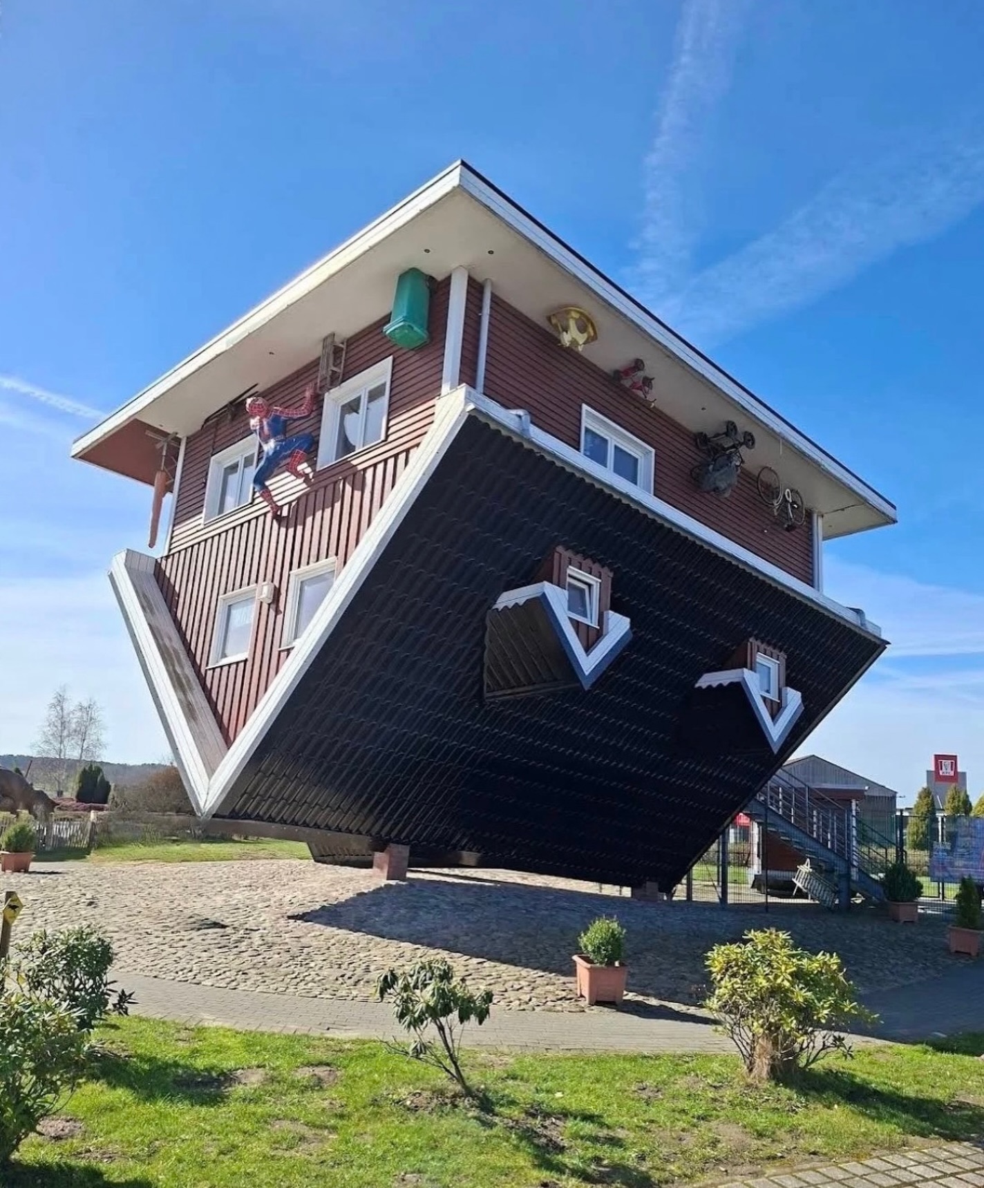 Ab heute neu bei uns:
Das Verrückte Haus dreht sich jetzt jede Stunde einmal komplett 😄
Für alle, denen bisher noch nicht schwindelig genug war.
Kommt vorbei und testet es selbst 👀
April, April 😉
#dasverrücktehaus #bispingen #ausflugsziel #lüneburgerheide #schiefeshaus