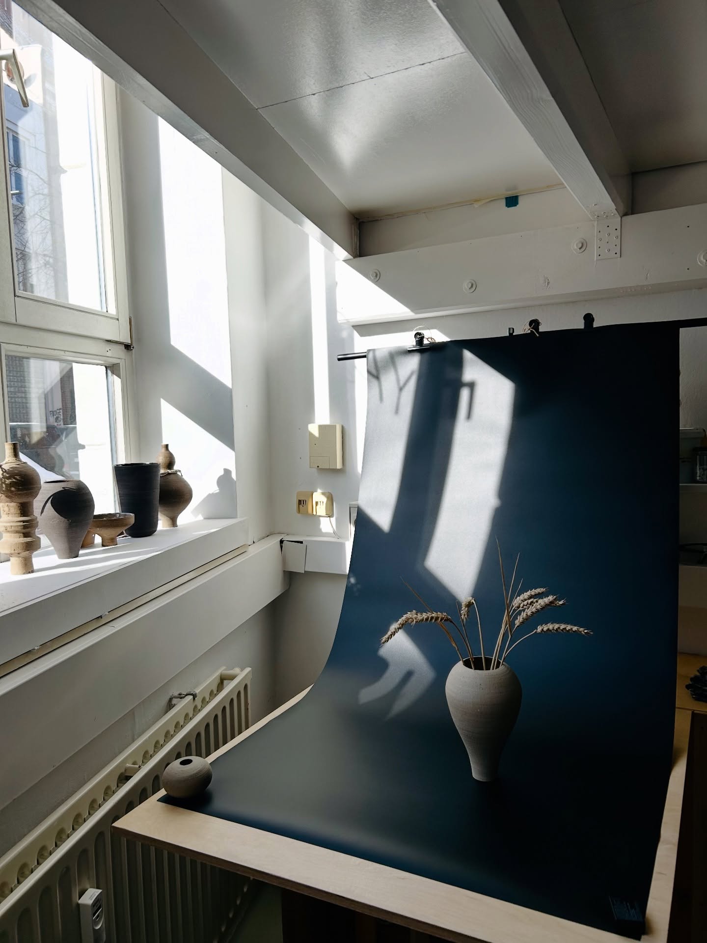 S T I L L E • M O M E N T E
Licht. Raum. Form.
CL·AY – ein Ort für bewusste Kreation und eine Oase der Ruhe.
Willkommen im Keramikstudio für innere Zentrierung.
Töpfern. Achtsamkeit. Ankommen.
Workshops · Drehscheiben-Vermietung · Shop
Ein Raum für Ruhe, Balance und Design – mitten in Hamburg Ottensen, verborgen im ruhigen Innenhof eines alten Ziegelgebäudes.
Workshops & mehr: cl-ay.de
·
S I L E N C E • M O M E N T S
Light. Space. Form.
CL·AY – a place for intentional creation and a sanctuary of calm.
Welcome to the ceramics studio for mindful grounding.
Pottery. Mindfulness. Arriving.
Workshops · Wheel Rentals · Shop
A space for calm, balance, and design – in the heart of Hamburg Ottensen, tucked away in the quiet courtyard of an old brick building.
Workshops & more: cl-ay.de
#design
#achtsamkeit
#oase